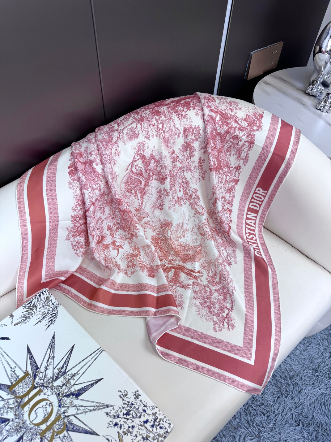 品名: 动物世界面料：真丝尺寸：90*90这款 Sauvage 茹伊印花方巾致敬 D家于 1947 年推