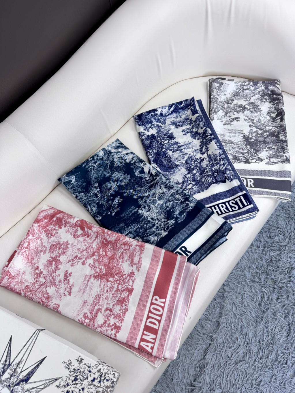 品名: 动物世界面料：真丝尺寸：90*90这款 Sauvage 茹伊印花方巾致敬 D家于 1947 年推