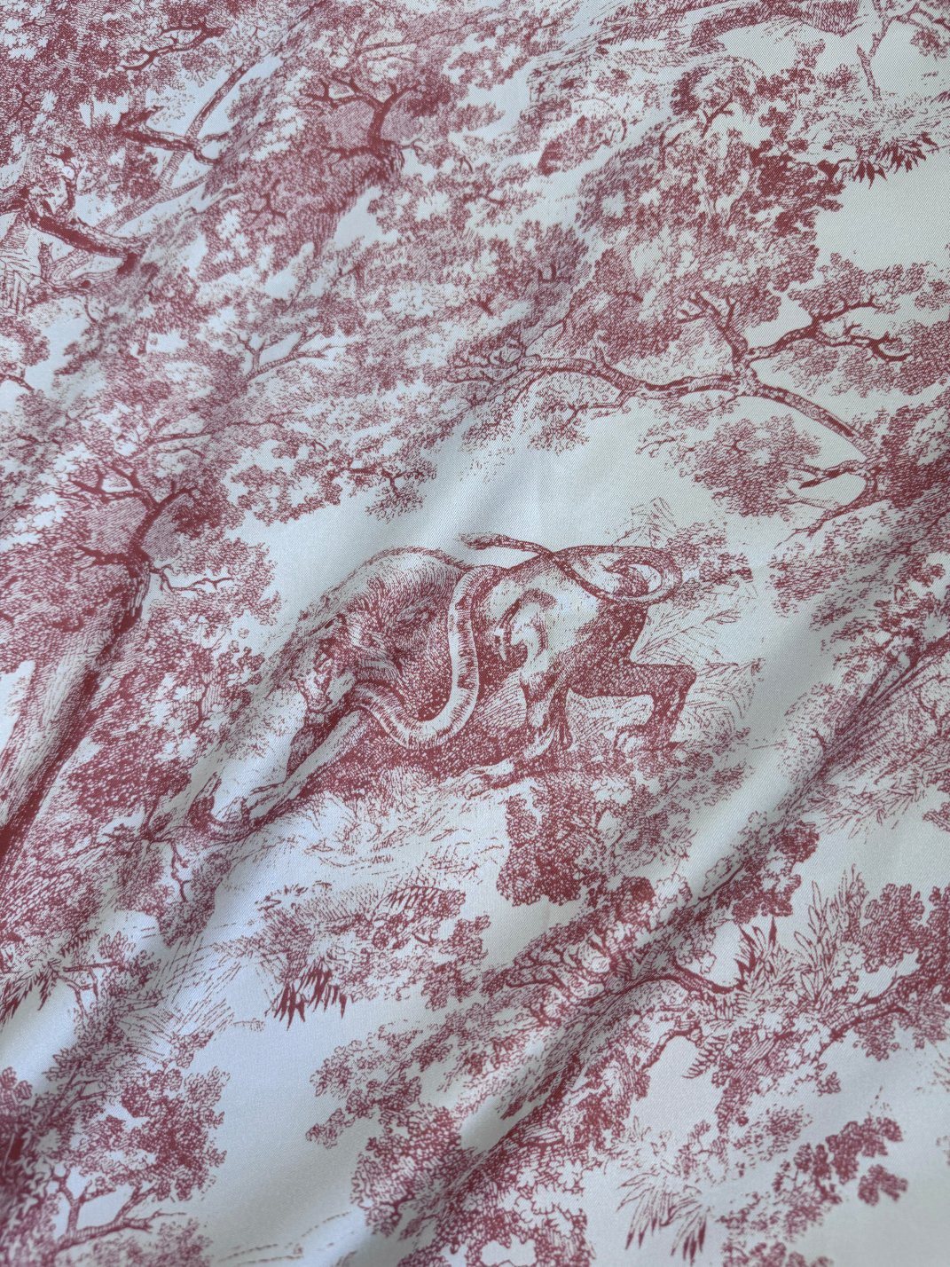 品名: 动物世界面料：真丝尺寸：90*90这款 Sauvage 茹伊印花方巾致敬 D家于 1947 年推