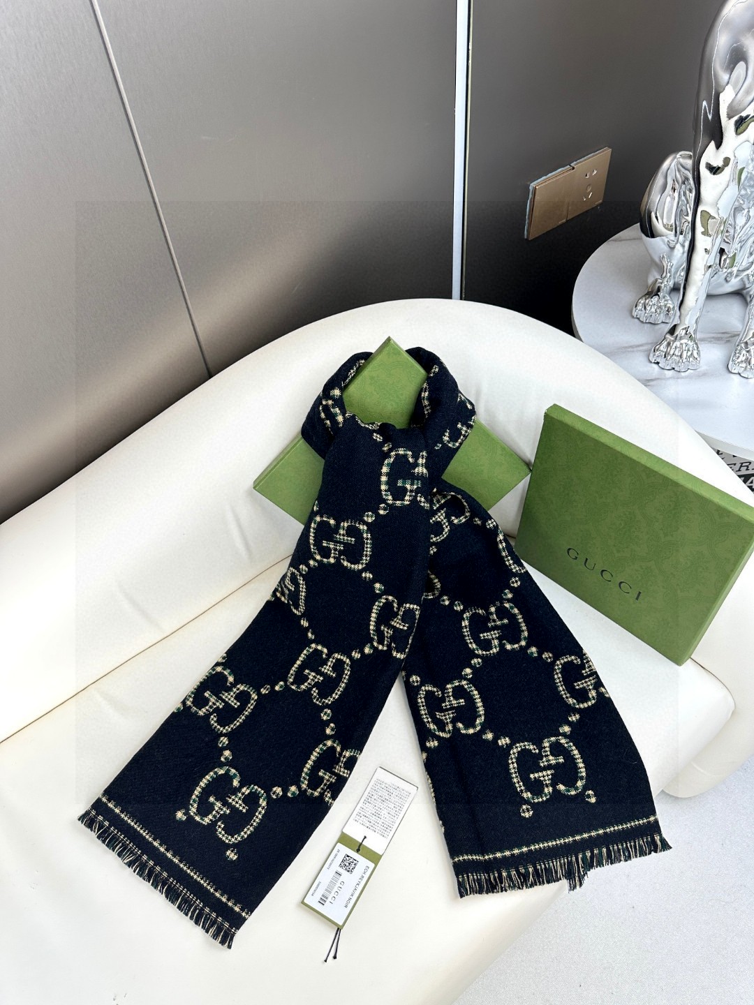 新款绿色Gucci格纹大G羊毛围巾又是一个秋冬王炸单品经典GG图案是品牌在30年代开始使用的标志性元素之