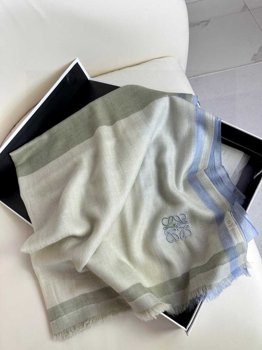罗意威LW轻盈格纹长巾很幸运拿到這个品牌的东西真的不多见很少在国內做订单款式真的少的可怜️️️罗意威作为
