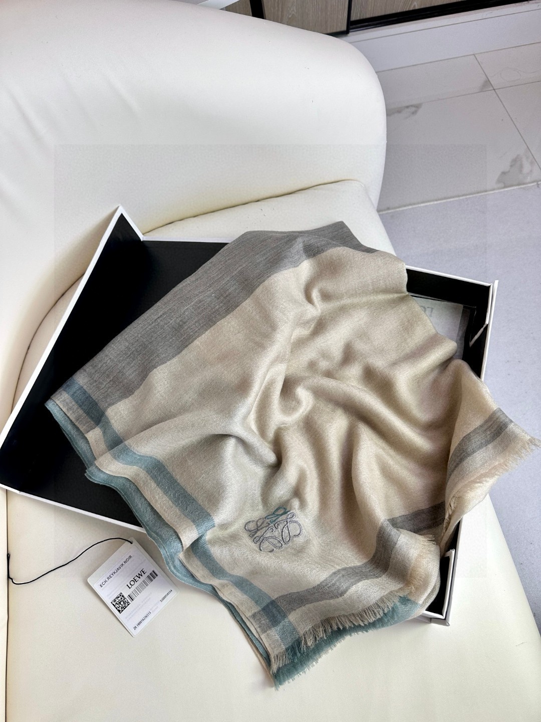 罗意威LW轻盈格纹长巾很幸运拿到這个品牌的东西真的不多见很少在国內做订单款式真的少的可怜️️️罗意威作为