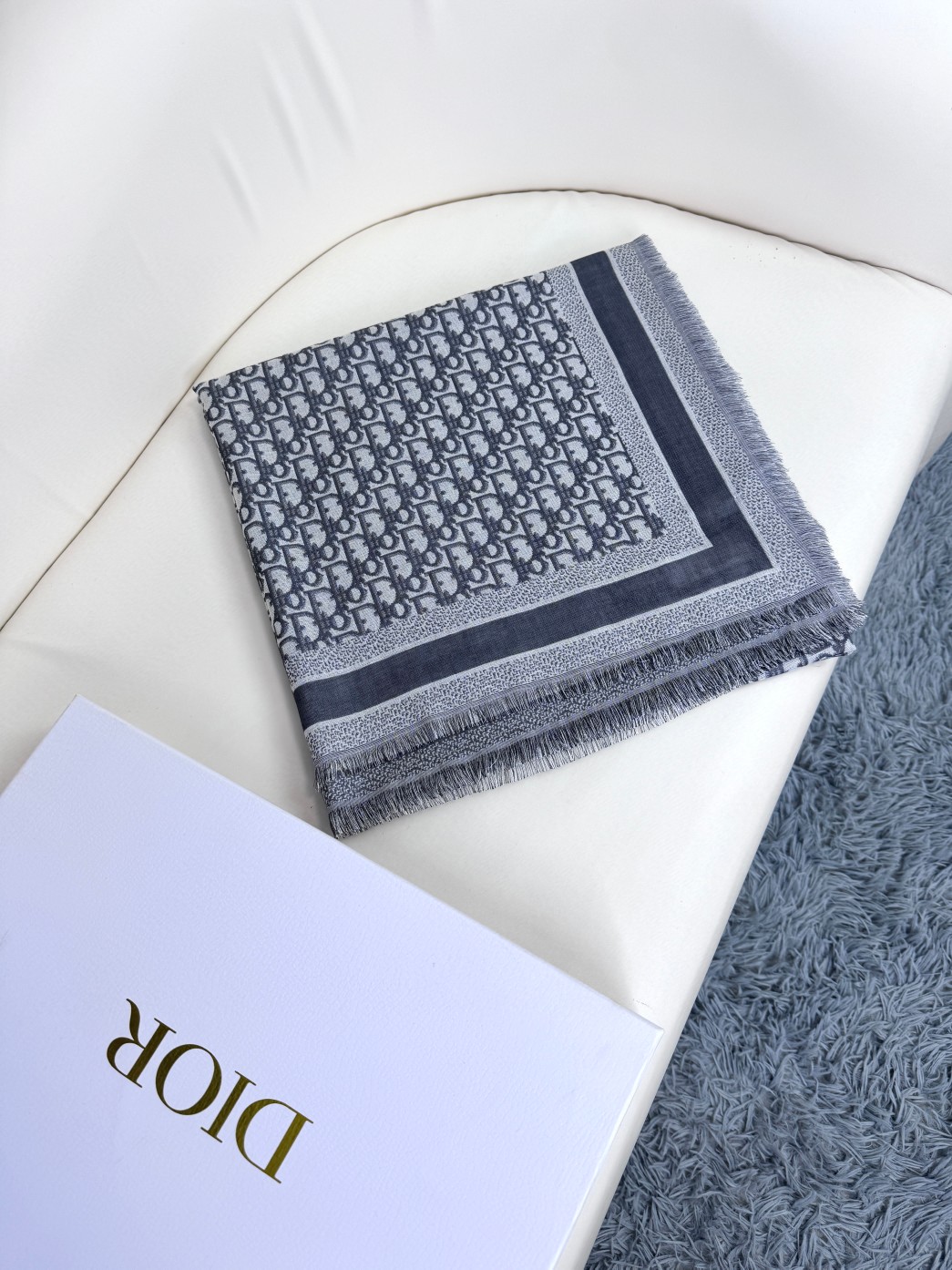 方巾Dior披肩️经典字母搭配丝毛混纺的华美质感与成衣和配饰系列单品搭配相宜尺寸140x140cm面料5