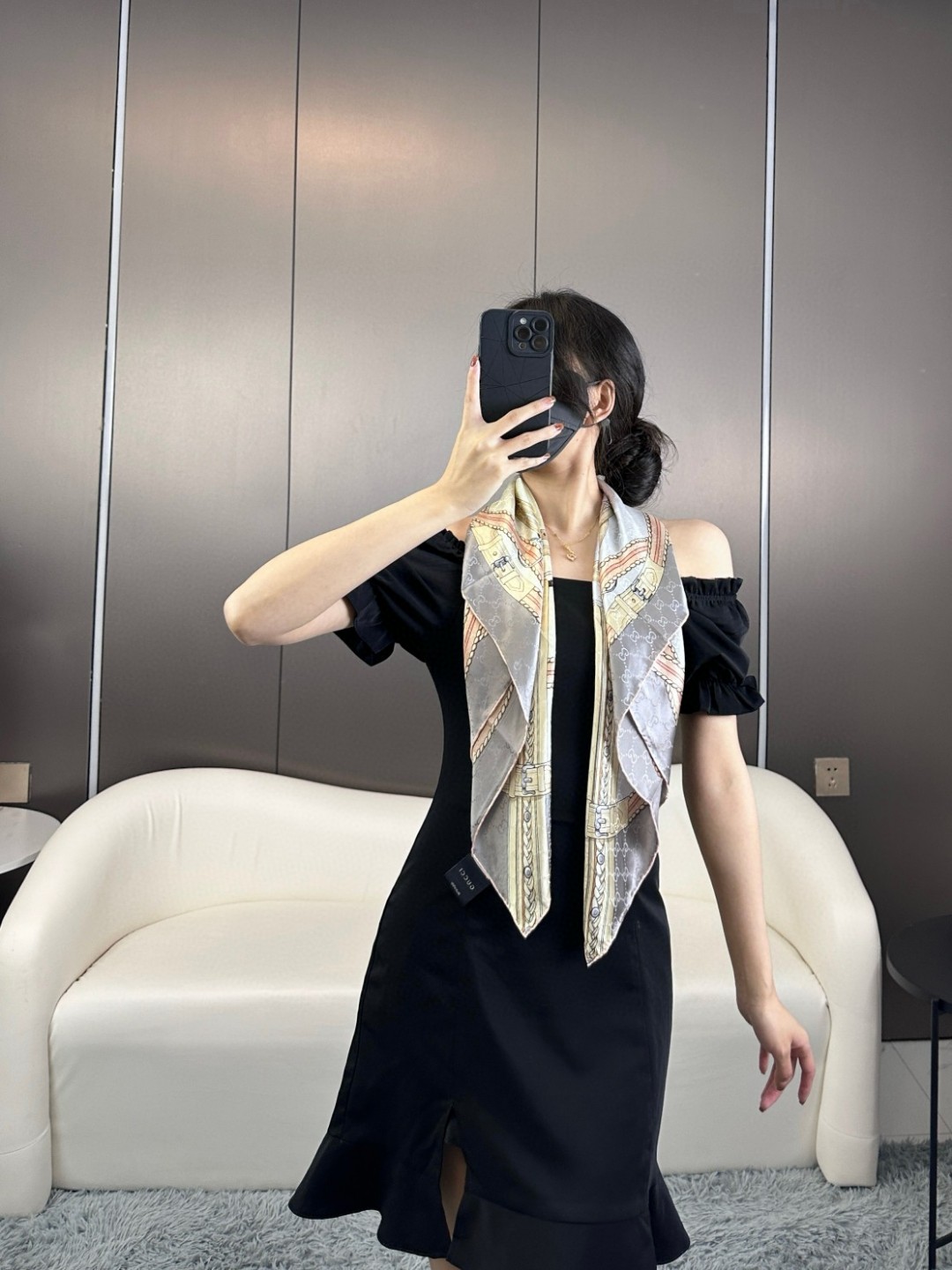 NO:174650,Exquisite and high-end!  !  】G Home!  Jacquard craft design!  Super soft, glutinous and silky ~ the touch is really amazing!  !  !  The dark pattern jacquard L* presbyterian letters are looming!  !  !  If you wear such a scarf, those with other fabrics will feel uncomfortable enough!  Design level that only big brands have!  High-end and elegant, showing temperament. Presbyterian flowers are always the representative of fashion!  The upper body effect is very high-end, and it looks good no matter how you match it!  !  Take the woman's sense of elegance to the extreme!  !  The fabrics this season are really amazing. The square square scarf of mulberry silk is very soft and smooth. The dark pattern jacquard is full of logo craftsmanship. The real thing is really amazing~!  !  The upper body effect is very lively. The layers are elegant and textured, and any surrounding is full of tuning~ silk!  Size 90*90cm Top-grade dark-patterned satin silk!  !  scarf scarf, high-version scarf, gucci, real silk19860909精致高级！！】G家！提花工艺设计！超级软糯丝滑~触感真的绝了！！！暗纹提花L*老花字母若隐若现！！！围过这样的丝巾,其他面料的都会觉得不够舒服！大牌才有的设计水准！高级优雅显气质.老花永远是时髦的代表！上身效果非常高级,怎么搭配都好看！！将女人的优雅感发挥到极致！！这季面料真的非常厉害,桑蚕真丝方巾非常柔软顺滑,暗纹提花满Logo工艺,实物打开真的被惊艳了~！！上身效果非常灵动.层次优雅质感,随便围围都是满满的调调~真丝！尺寸规格90*90cm 顶级暗纹缎面真丝！！围巾丝巾,高版本围巾,gucci,real silk,scarf