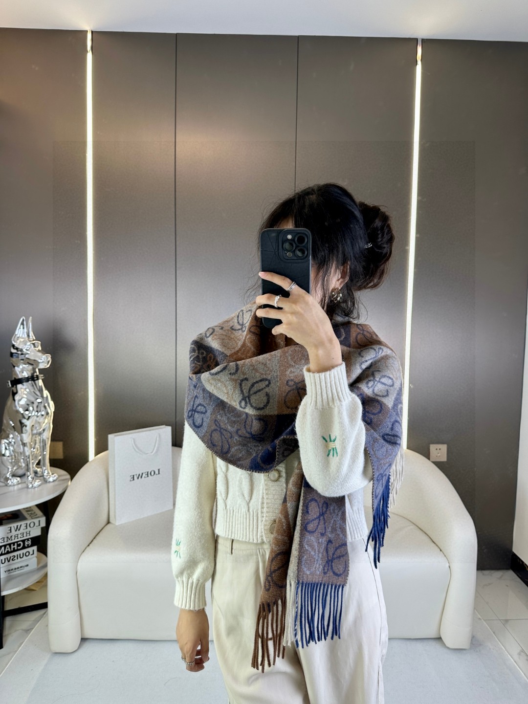 NO:174659,Product name: New two-color checkerboard fabric wool cashmere size 40*180 (not included) Color Green New upgraded color textile, fuller color, more delicate feel upgraded from the root of yarn, the real quality is the preferred wool and cashmere scarf, excellent skin feeling, soft and glutinous Real cashmere Real cashmere texture Two-color checkerboard scarf, full body with Anagram pattern. Retro style, perfect fusion of four-color splicing, unique color charm, low-key and luxurious, it is hard to forget on cold days or mild night scarf, high-version scarf19860909品名:新双色棋盘格 面料羊毛羊绒 尺寸40*180（不含须） 颜色 绿色 全新升级色纺织造 色彩更饱满 手感更加细腻 从纱线的根源升级 才是真正的品质优选 羊毛和羊绒围巾 肤感极佳 软软糯糯 真正的羊绒 真正的羊绒质感 双色棋盘格围巾,通身饰有Anagram图案. 复古风四色拼接完美融合 独特的色彩魅力 低调华贵 让人入眼就难以忘记 在寒冷的日子或温和的夜晚围巾丝巾,高版本围巾,scarf