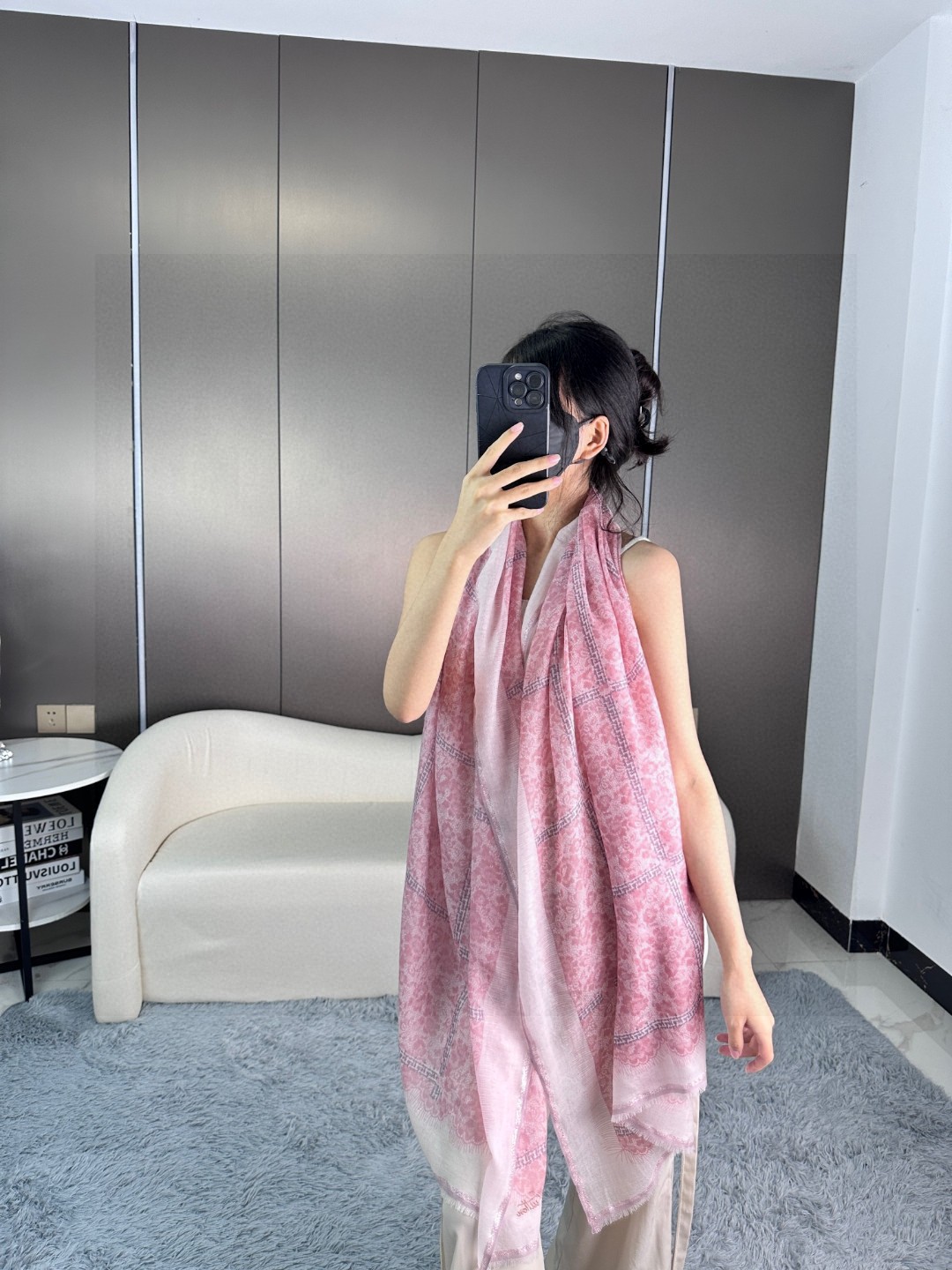 NO:174668,New!  This well-deserved new popular model, LV single product, four-sided metal frame creates the ultimate luxury brand style. The solid color is matched with the classic logo of the great creator, which shows luxury in a low-key manner. The wire thread penetrates the body gives people a heart-warming feeling. It uses Kashmir Plateau cashmere, which feels soft and has customer-supplied raw materials. The size is 90*200cm. Don't miss it if you like it. The amount is not too much~ Scarf scarf, high-version scarf, louis vuitton19860909上新！这款当之无愧的新款爆款,LV单品,四边金属框打造极致奢华的大牌风,纯色配以大创造师的经典logo,低调中彰显着奢华,贯穿的金属丝线,更是给人一种心动的感觉,采用克什米尔高原羊绒,手感绵软,客供原料,尺寸90*200cm,喜欢的不要错过,量不多哦~围巾丝巾,高版本围巾,louis vuitton,scarf