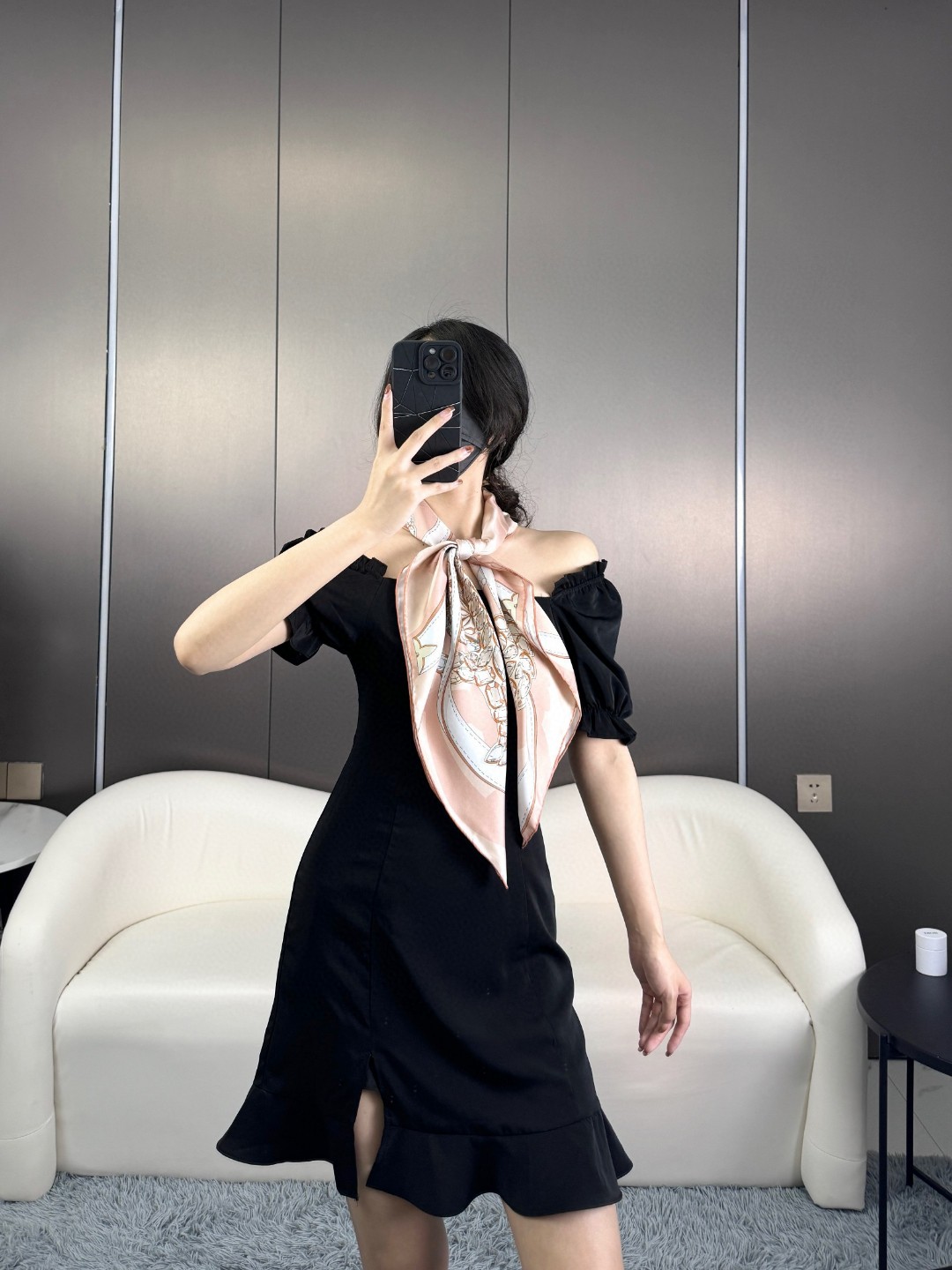 NO:174677,LV is elegant and noble, baby-like soft touch synchronous counter [L Year of Dragon Zodiac] 18 Mmi silk print cleverly uses the Year of Dragon pattern to create a dazzling and eye-catching look, perfectly matched with a variety of shapes, low-key, fashionable and tasteful, luxurious and new classic items, with a mixed design of multiple product logos, cashmere material is extremely soft and luxurious. The real thing is truly elegant and noble, high-end quality and high-definition presentation size 90*90 scarf scarf, high-version scarf, louis vuitton, real silk19860909LV典雅高贵 婴儿般的柔软触感同步专柜【L龙年生肖】18姆米真丝印花巧妙利用龙年图案创造出醒目亮眼的观感,与多种造型完美搭配,拼色低调时髦有品味奢华全新的经典单品,以混合多种产品标识的设计,羊绒材质极致柔软.奢华的触感.实物真心典雅高贵高端品质高清呈现尺寸90*90围巾丝巾,高版本围巾,louis vuitton,real silk,scarf