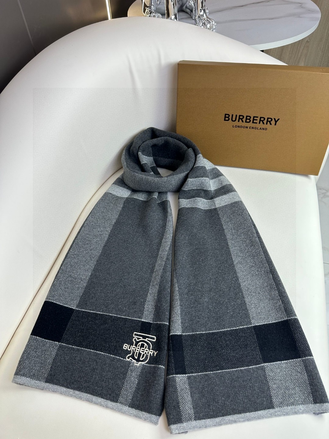 Burberry爆款上新高端男士围巾TB羊绒格纹独家牛货奢华尽在尺寸之间高端品质️具有超高羊绒品质才会被