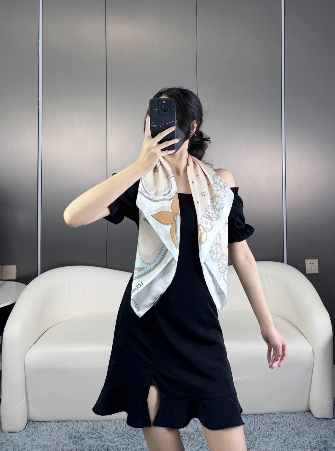 NO:174763,The Lv hit is here, it is super soft, glutinous and silky ~ the touch is really amazing!  !  If you wear such a scarf, those with other fabrics will feel uncomfortable enough!  Design level that only big brands have!  High-end and elegant, showing temperament. Presbyterian flowers are always the representative of fashion!  The upper body effect is very high-end, and it looks good no matter how you match it!  !  Take the woman's sense of elegance to the extreme!  !  The fabrics this season are really amazing. The square scarf of mulberry silk is very soft and smooth. The real thing is really amazing~!  !  The upper body effect is very lively. The layers are elegant and textured, and any surrounding is full of tuning~ silk!  Size and specifications 90*90cm Top-grade silk!  !  scarf scarf, high version scarf, louis vuitton, real silk19860909Lv爆款到,超级软糯丝滑~触感真的绝了！！围过这样的丝巾,其他面料的都会觉得不够舒服！大牌才有的设计水准！高级优雅显气质.老花永远是时髦的代表！上身效果非常高级,怎么搭配都好看！！将女人的优雅感发挥到极致！！这季面料真的非常厉害,桑蚕真丝方巾非常柔软顺滑,实物打开真的被惊艳了~！！上身效果非常灵动.层次优雅质感,随便围围都是满满的调调~真丝！尺寸规格90*90cm 顶级真丝！！围巾丝巾,高版本围巾,louis vuitton,real silk,scarf