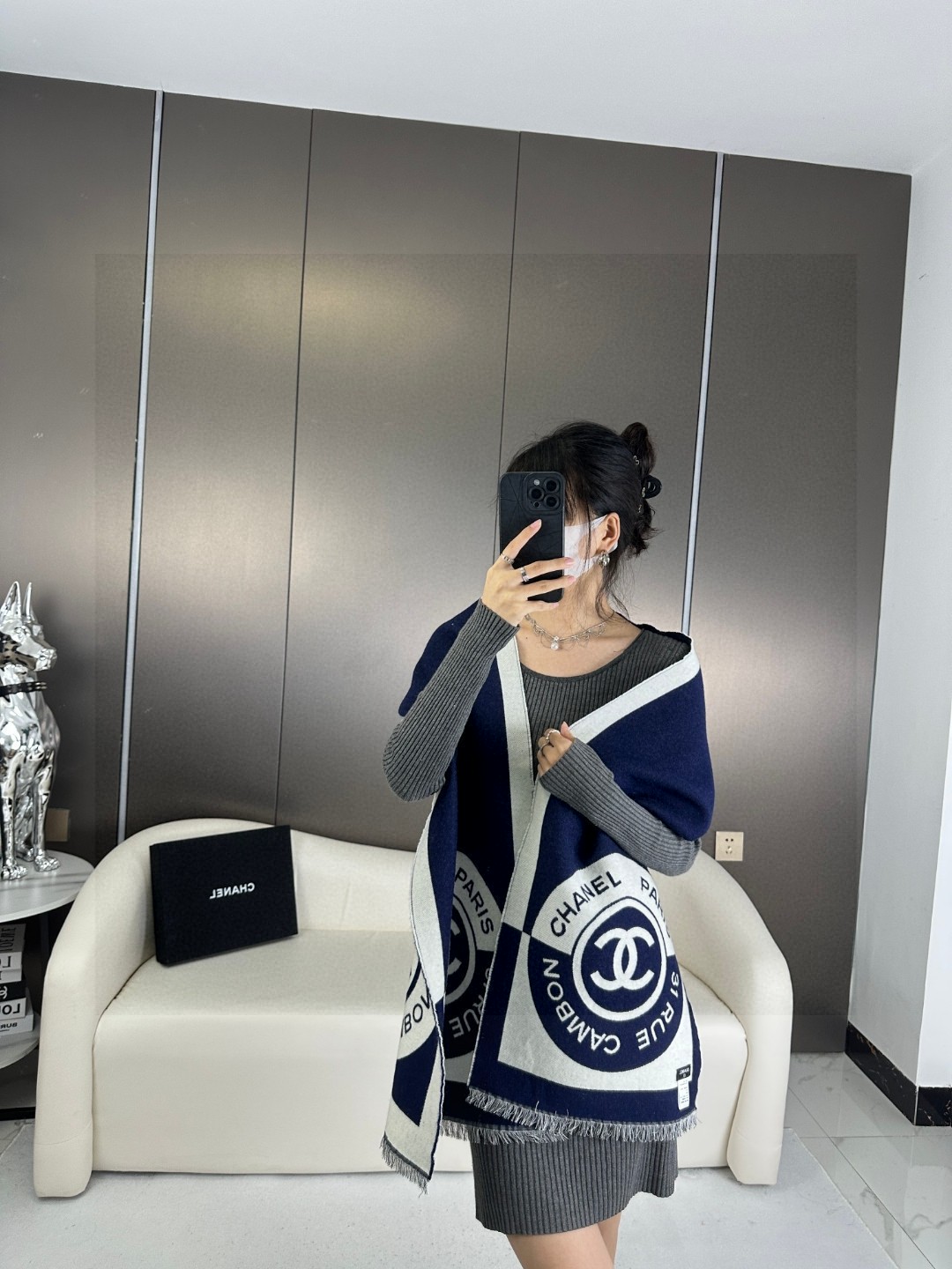 NO:174773,High quality arrival!  Xiaoxiang Badge Scarf, Double-sided, Double-color Jacquard, Wool Silk Fabric, Official Website Synchronization, Counter Synchronization Three-color Specification 43*204cm Soft feel, High-precision woven, No pilling, No deformation, Classic color matching, Easy to match, Scarf, High-version scarf, Real silk19860909高品质到货！小香徽章围巾 双面双色提花 羊毛真丝面料 官网同步,专柜同步三色 规格43*204cm手感柔软 高精密织造,不起球 不变形 经典配色 易搭配 围巾丝巾,高版本围巾,real silk,scarf