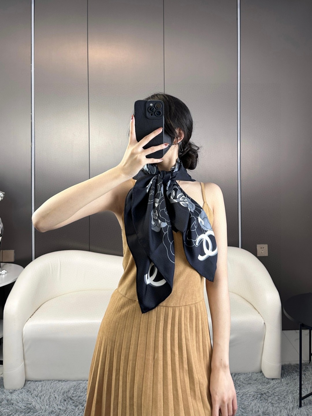 NO:174775,The newcomer is really irresistible to Xiaoxiang's scarf! The key is that this one is so special, with a double-sided color, one side of camellia, and the other side of classic double C. One is two scarves with scarves. Size 90*90~[18 Mm] scarf scarf, high-version scarf19860909上新对于小香的丝巾真是难以抗拒!关键这条还这么特别,双面色,一面山茶花,另外一面经典双C.一条当两条用了围巾丝巾 尺寸90*90～【18姆米】围巾丝巾,高版本围巾,scarf