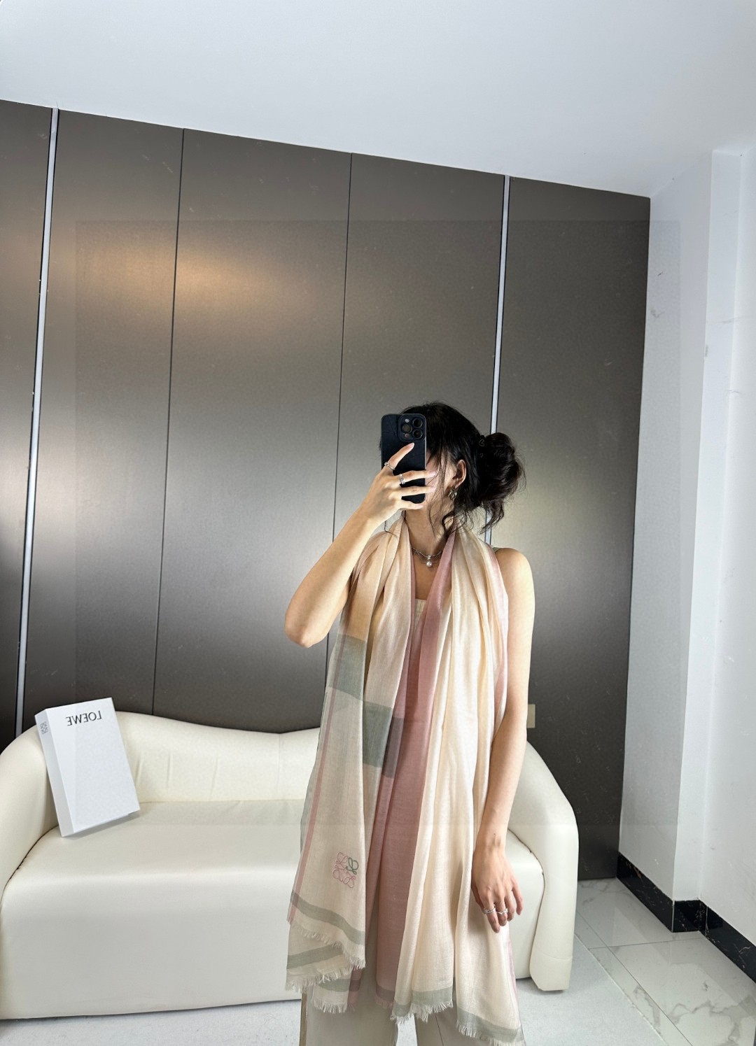 NO:174777,Luo Yiwei [LW light plaid long scarf] is very lucky to get things from this brand. It is really rare. It rarely makes orders in China. There are really few styles. Poor Luo Yiwei, as a top luxury brand in Spain, adheres to tradition, skills, enthusiasm, and exudes a unique Spanish aristocratic atmosphere! This model is a custom window model for Barcelona counters! The overall scarf is light and flowing, and the elegant and decent color will not be outdated no matter how you match it! Specification 90x200 material cashmere. Three color scarf scarf, high-version scarf, loewe19860909罗意威【LW轻盈格纹长巾】很幸运拿到這个品牌的东西,真的不多见,很少在国內做订单,款式真的少的可怜罗意威作为西班牙的顶尖奢侈品牌,秉承传统,技艺,热诚,散发独特的西班牙贵族气息！本款为巴塞罗纳专柜的橱窗定制款！围巾整体轻盈飘逸,大方得体的颜色,怎么搭配都不会过时！规格90x200材质山羊绒.三个色围巾丝巾,高版本围巾,loewe,scarf