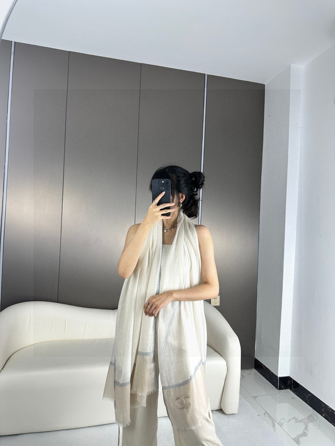 NO:174754,Chanel's latest color system. It is really high-end, low-key and luxurious, very exquisite and beautiful design, and the elegant temperament of pearls comes from the beautiful grandmother who women will love. It is beautiful again. It has a high-end aura. The lines with twill texture, the luster of the yarn perfectly presents the texture, which is extremely beautiful~ and adds the embellishment of sequins. The designer's thoughts are really delicate. The simple, grand and eternal classic middle line part is not printed and dyed, but very willing to weave the cashmere sequins on the scarf. The effect of woven the cashmere sequins on the scarf is super beautiful. No matter how you wear the cashmere long scarf, it is full of aura, the fairies of the Xiang family~ top four colors!  scarf scarf, high-version scarf, chanel, chanel19860909香奈儿最新色系. 真的非常高端低调奢华,非常精致唯美的设计,如珍珠般典雅气质来自女人们都会爱的香奶奶又是美出了天际啊自带高级气场 带有斜纹肌理的纹路,纱线的光泽感将这个肌理纹完美呈现,美到极致~更加加上了亮片的点缀.设计师的心思真的细腻到极致.色系简单大气永恒的经典中间线条部分不是印染哦,是非常有心意将羊绒亮片纱织在在围巾上的效果是超级超级美的 100*200羊绒长巾怎么围都是满满的气场香家的仙女们~上四色！围巾丝巾,高版本围巾,chanel,chanel,scarf