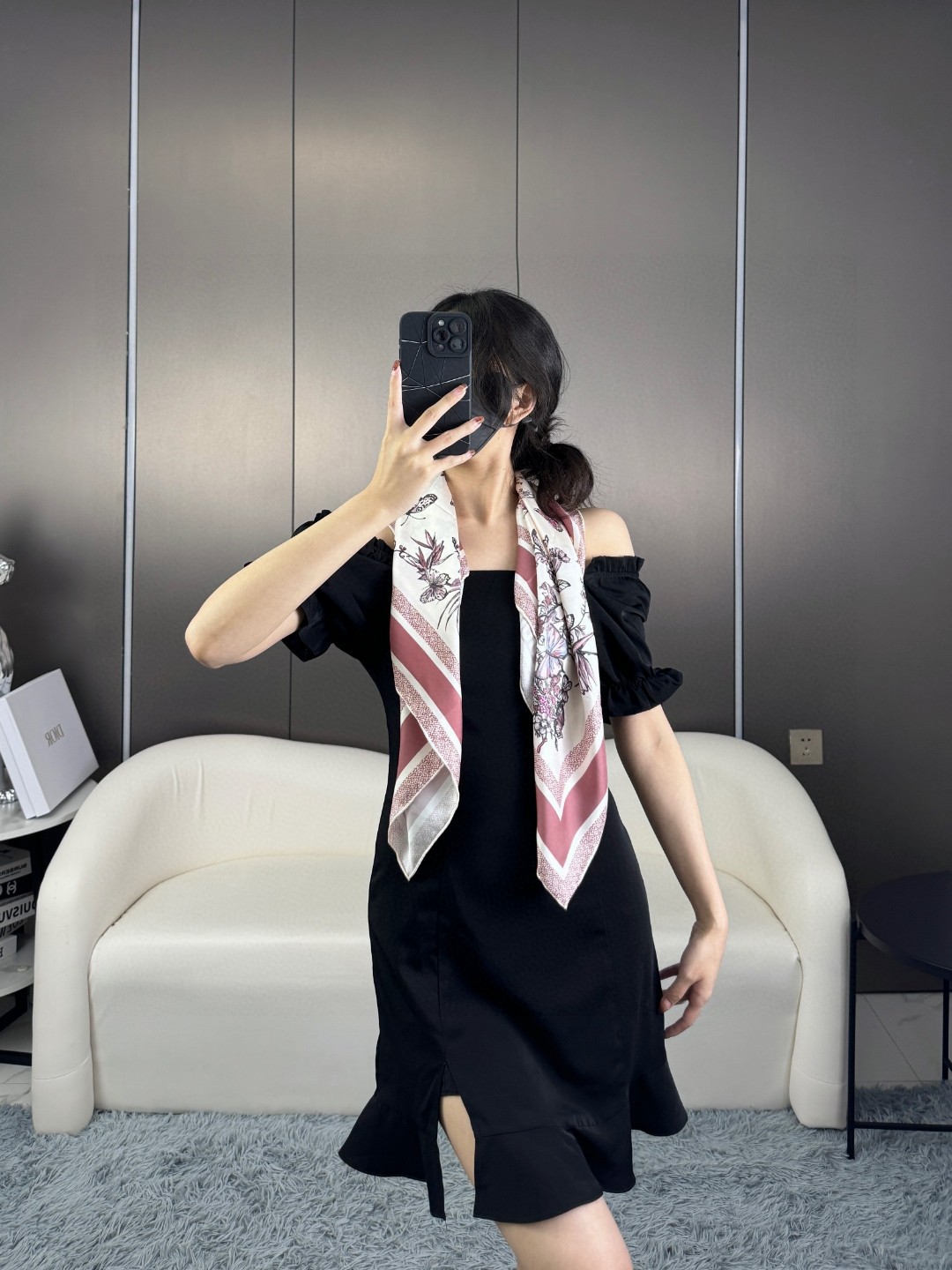 品名: 墨西哥花朵面料：真丝尺寸：90*90颜色： 蓝色 粉色 绿色这款白色方巾饰以彼得罗·鲁福 (Pi