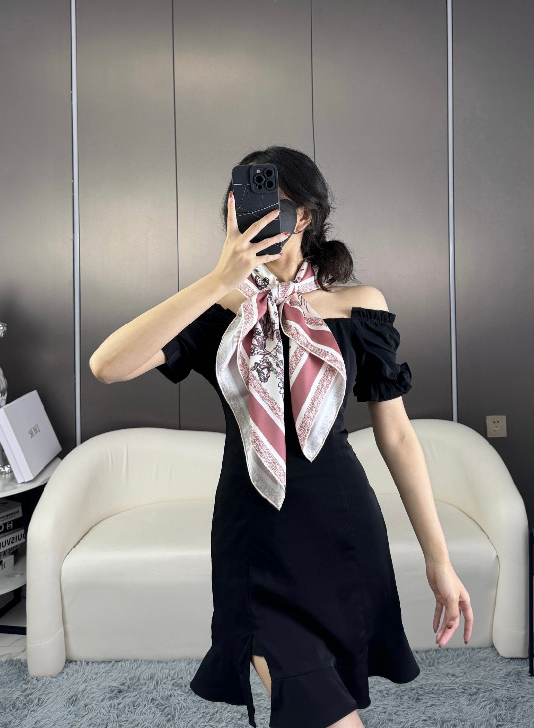 品名: 墨西哥花朵面料：真丝尺寸：90*90颜色： 蓝色 粉色 绿色这款白色方巾饰以彼得罗·鲁福 (Pi