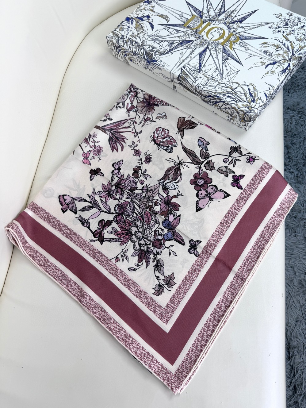 品名: 墨西哥花朵面料：真丝尺寸：90*90颜色： 蓝色 粉色 绿色这款白色方巾饰以彼得罗·鲁福 (Pi