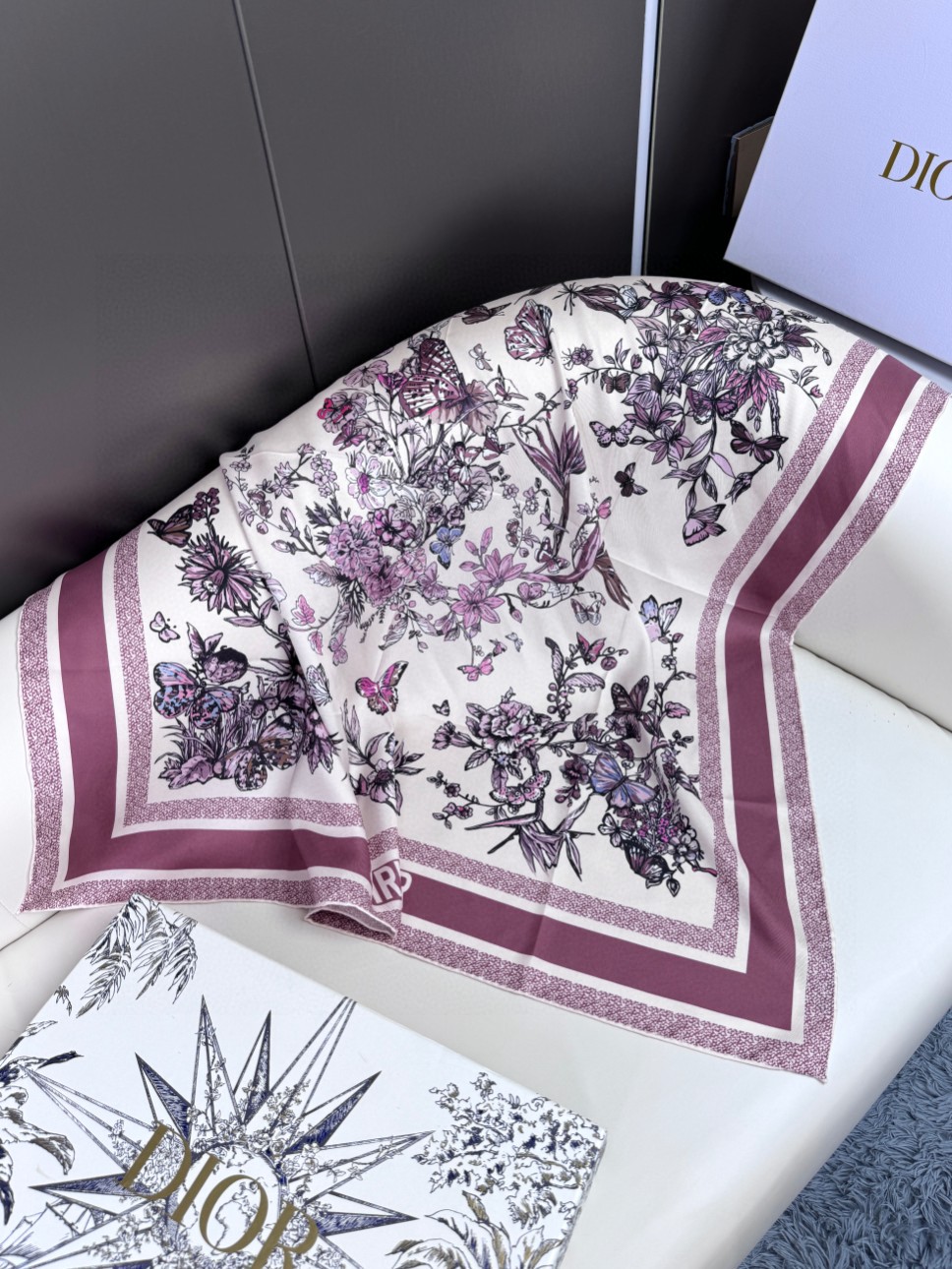 品名: 墨西哥花朵面料：真丝尺寸：90*90颜色： 蓝色 粉色 绿色这款白色方巾饰以彼得罗·鲁福 (Pi