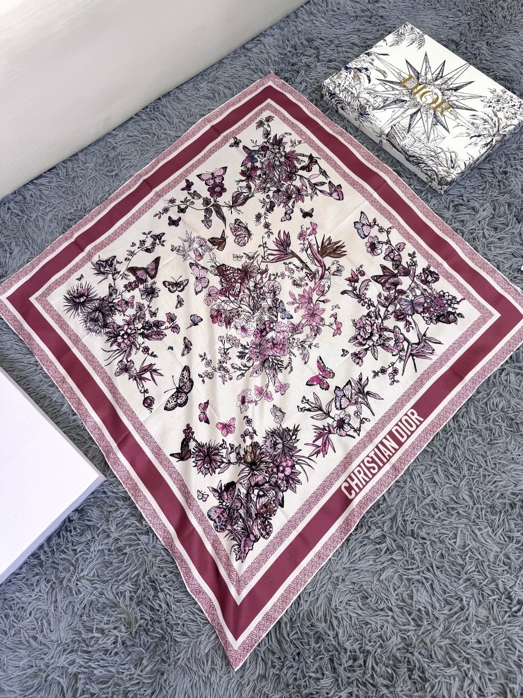 品名: 墨西哥花朵面料：真丝尺寸：90*90颜色： 蓝色 粉色 绿色这款白色方巾饰以彼得罗·鲁福 (Pi