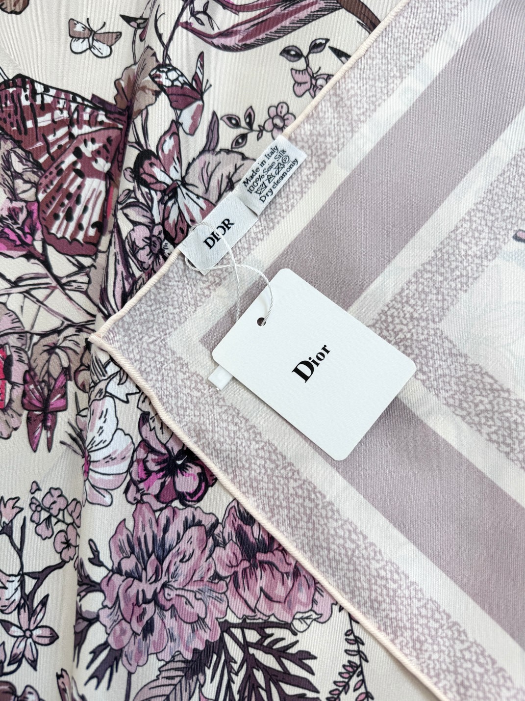 品名: 墨西哥花朵面料：真丝尺寸：90*90颜色： 蓝色 粉色 绿色这款白色方巾饰以彼得罗·鲁福 (Pi