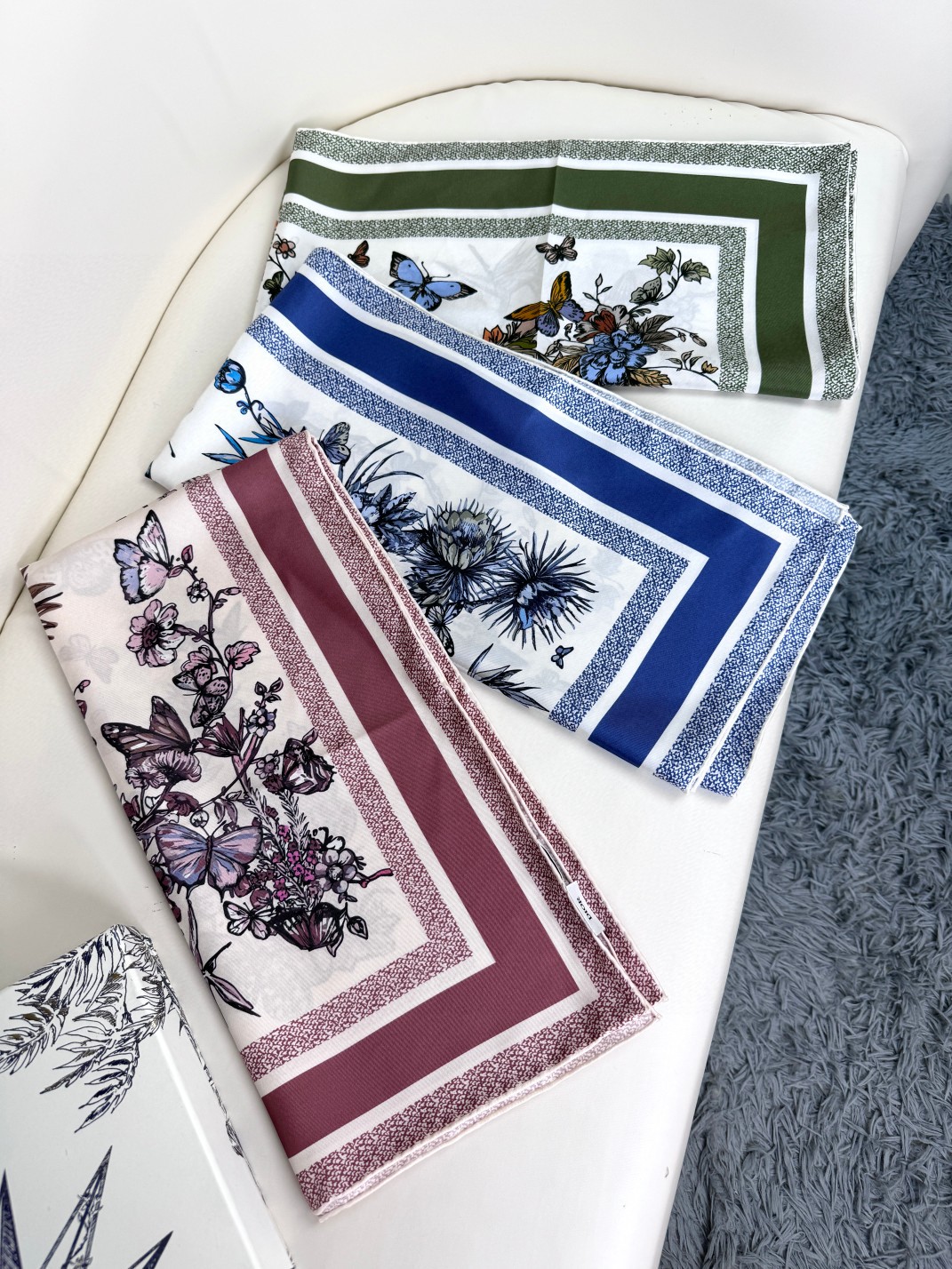 品名: 墨西哥花朵面料：真丝尺寸：90*90颜色： 蓝色 粉色 绿色这款白色方巾饰以彼得罗·鲁福 (Pi