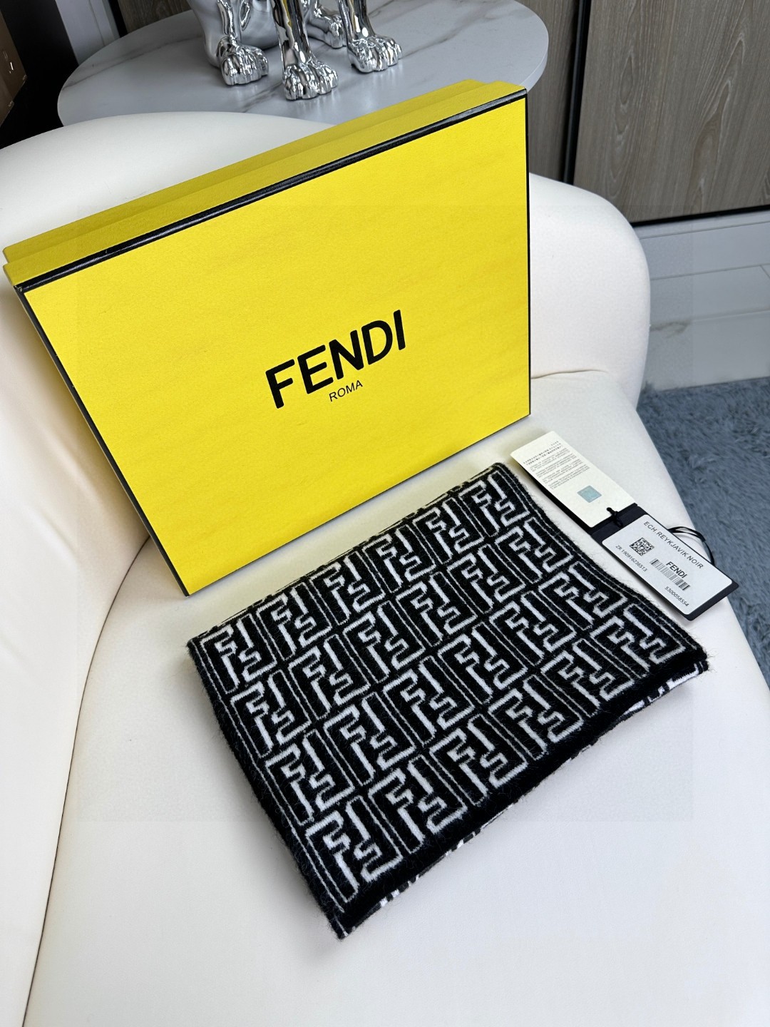 上新！Fendi2023新款系列针织双面围巾一面经典FF字体一面纯色一条两用超级百搭实用的款式男女士都能