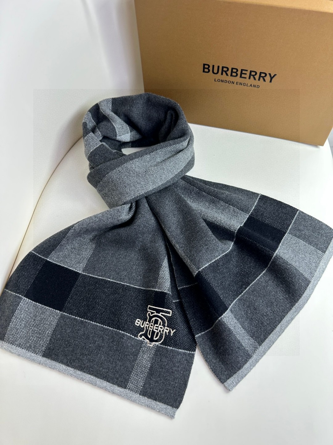 Burberry爆款上新高端男士围巾TB羊绒格纹独家牛货奢华尽在尺寸之间高端品质️具有超高羊绒品质才会被