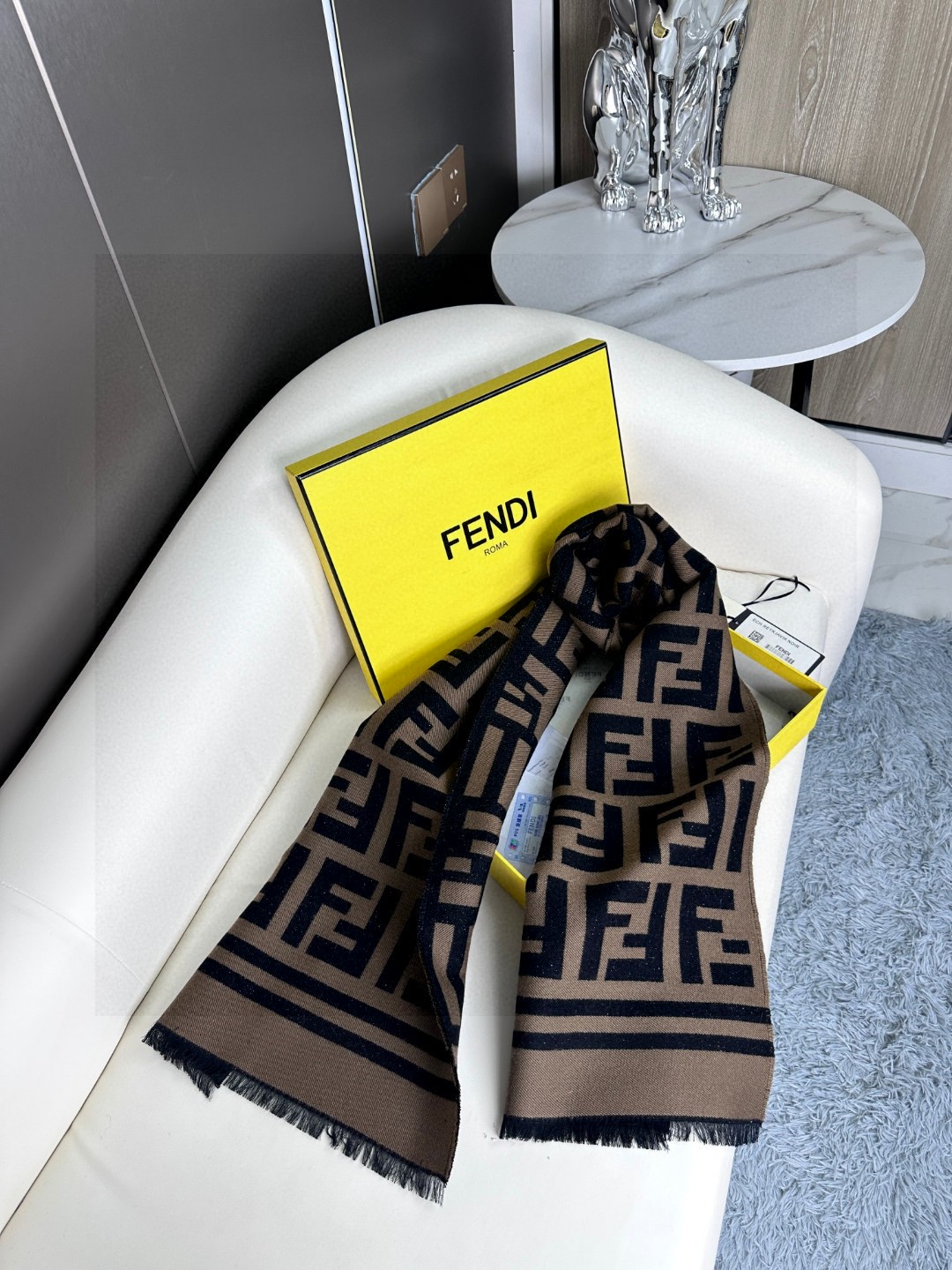 金银线款顶级原单重磅来袭芬迪FENDI2023最新款！尺寸180*35cm材料95%羊毛5%真丝在经典款