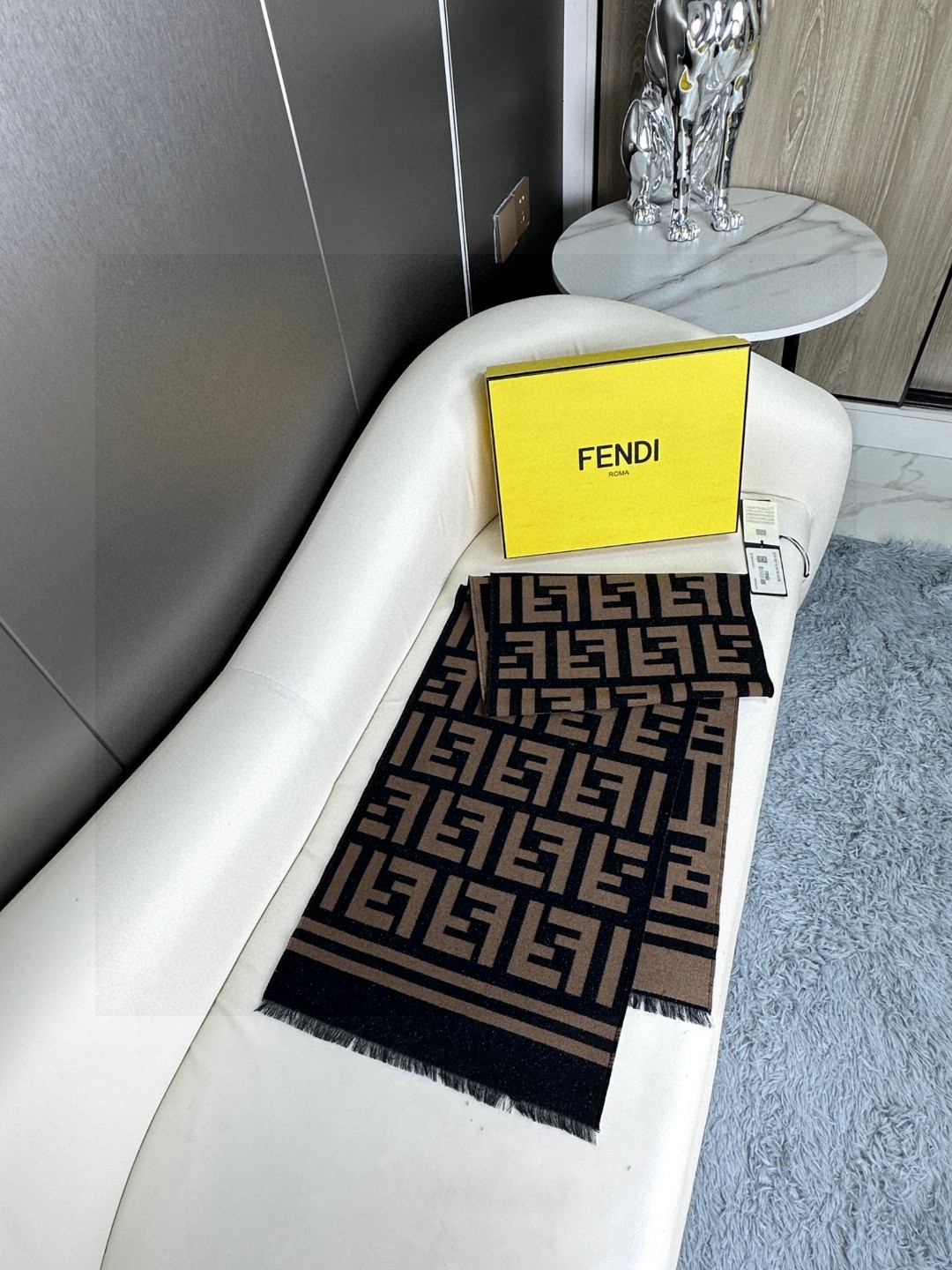 金银线款顶级原单重磅来袭芬迪FENDI2023最新款！尺寸180*35cm材料95%羊毛5%真丝在经典款