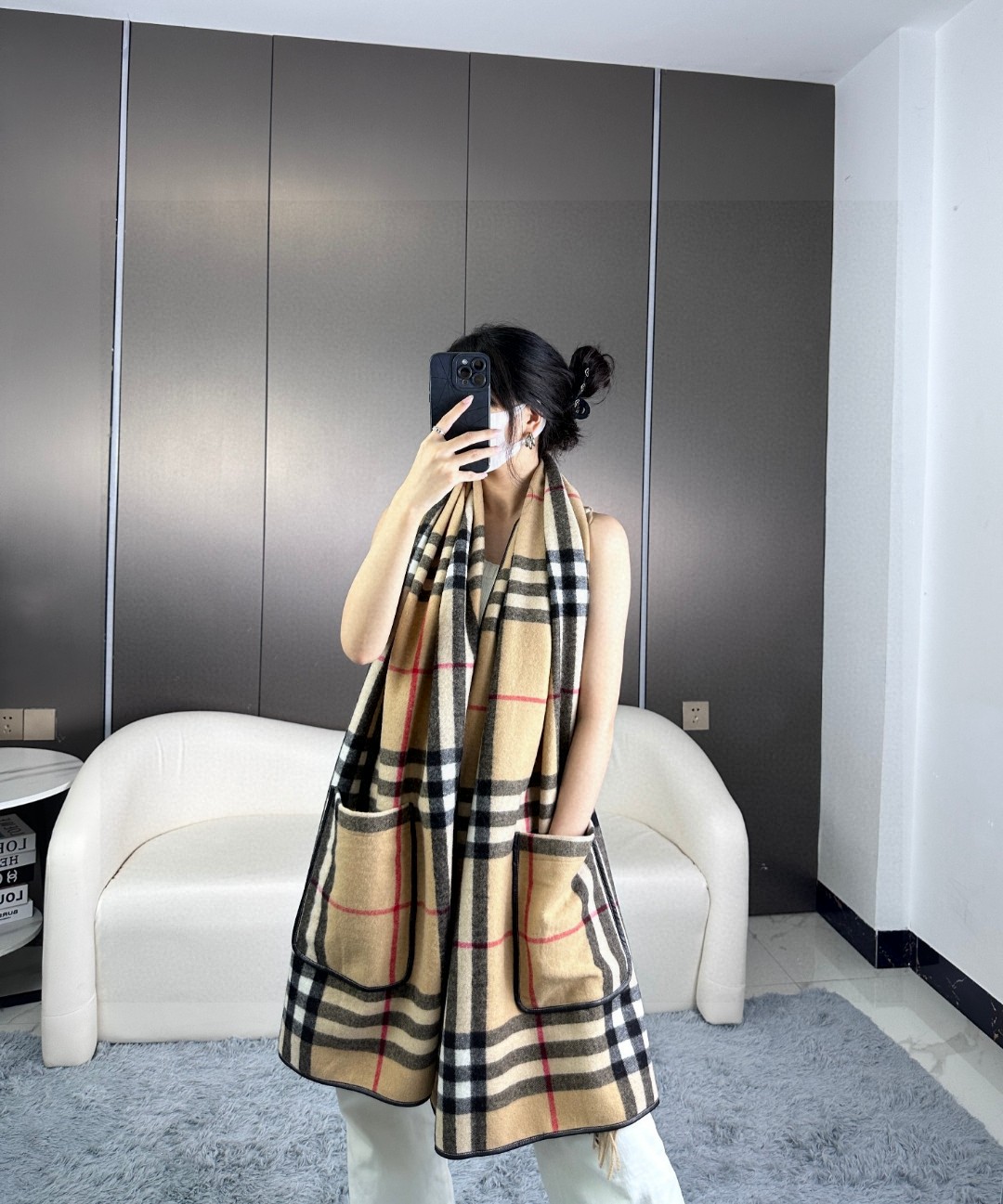 NO:175048,New at 245!  High-quality pure original cow cloak, BURBERRY's latest logo plaid cloak, big shawl, tassel centipede cashmere cloak, plus two large pockets, the one with very high quality!  It is hard to encounter such a top-notch product!  B's official publicity channels are all mainly focused on C position. All raw yarns are customized in Italian spinning in counters, cashmere and wool are combined, and the spinning period of single yarn is four months!  Since the yarn is later than the contract period, the transaction was postponed, and only a part of the large goods were left. You know, the feel is simply invincible. Only the British orders will have this raw material, cashmere and wool blended material. This specification is very good. You can wear it casually and it is very easy to control. Just put on the jacket. Size. 60, high-end scarf, burberry, jackets & coats, shawls19860909245上新！高品质纯原牛货斗篷,BURBERRY家最新款标识格纹斗篷大披肩,流苏蜈蚣羊绒斗篷,加上两个大大口袋,品相非常高的一款！很难遇到这样的极品好货！B官方宣传渠道全部都是C位主打,原料纱线全部专柜定制意大利纺纱,羊绒与羊毛结合,单纱线的纺纱期就足足有四个月！由于纱线到织造比合同期晚导致交成品延期,仅走了一部分大货,你们懂得～手感简直无敌只有走英国的单才会有这种原料,羊绒与羊毛混纺材质,这个规格很好搭,上身随便一披,超好驾驭,当外套披在身上就好.尺寸.60,高版本围巾,burberry,jackets & coats,shawls,scarf