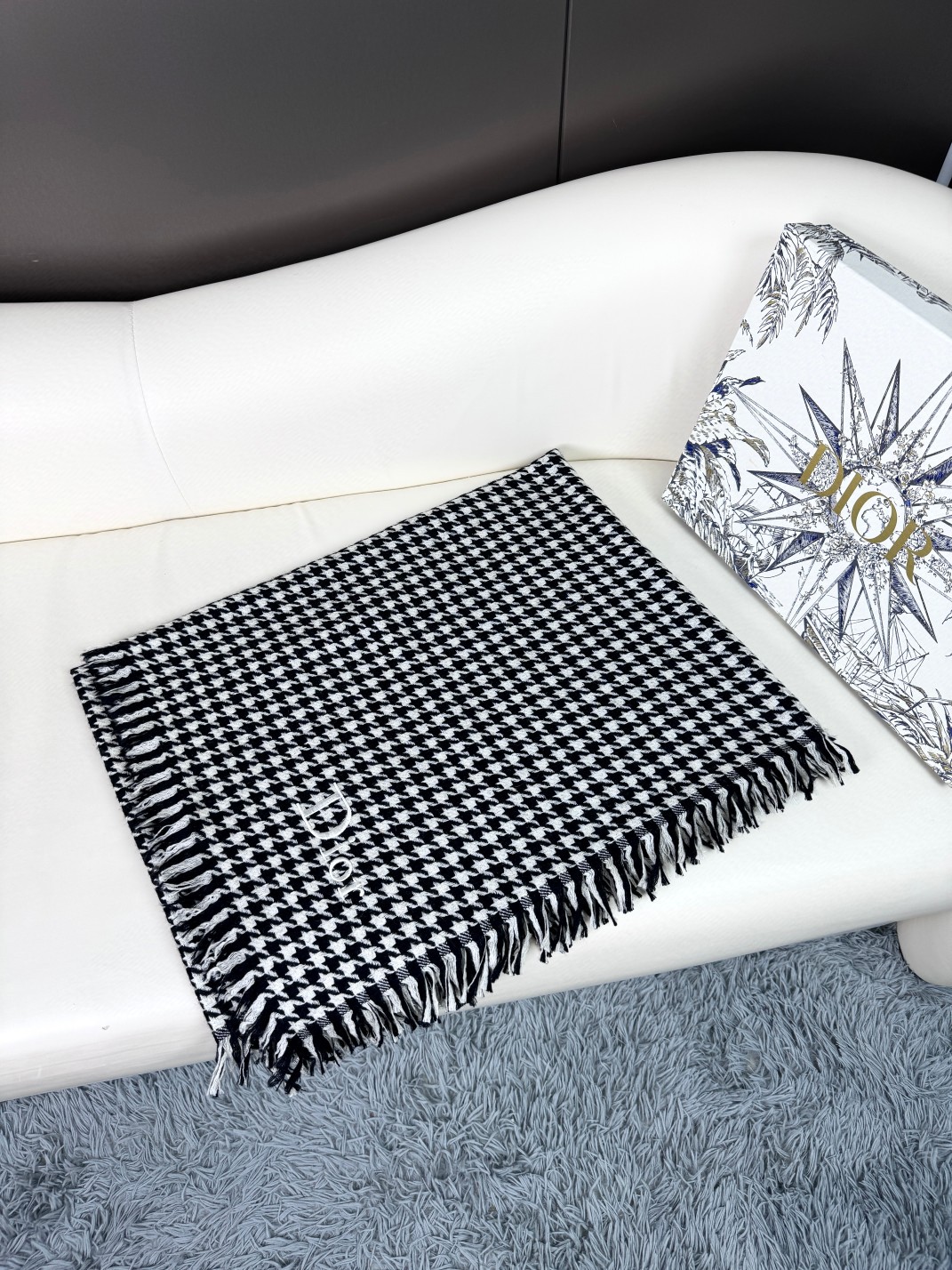 2025年Dior新款🗣姑娘们出来炸街啦黑色系色调真的无敌经典了。不是俗气的漂白。就本色调，带点米的高级