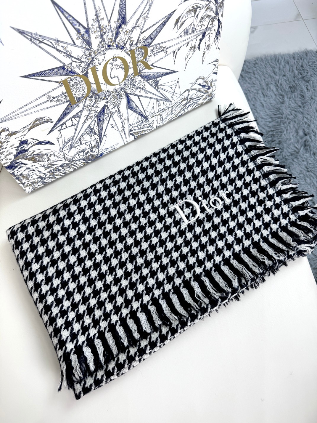 2025年Dior新款🗣姑娘们出来炸街啦黑色系色调真的无敌经典了。不是俗气的漂白。就本色调，带点米的高级