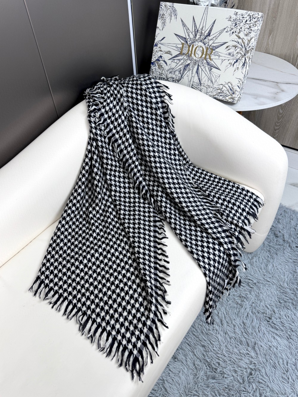 2025年Dior新款🗣姑娘们出来炸街啦黑色系色调真的无敌经典了。不是俗气的漂白。就本色调，带点米的高级