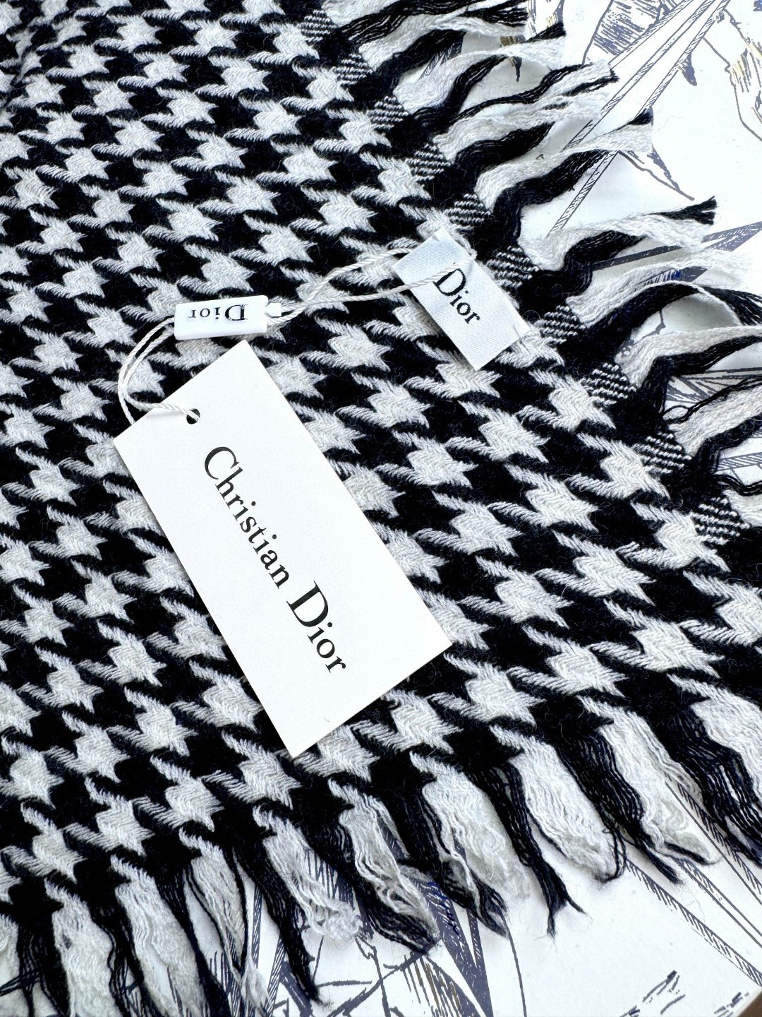 2025年Dior新款🗣姑娘们出来炸街啦黑色系色调真的无敌经典了。不是俗气的漂白。就本色调，带点米的高级