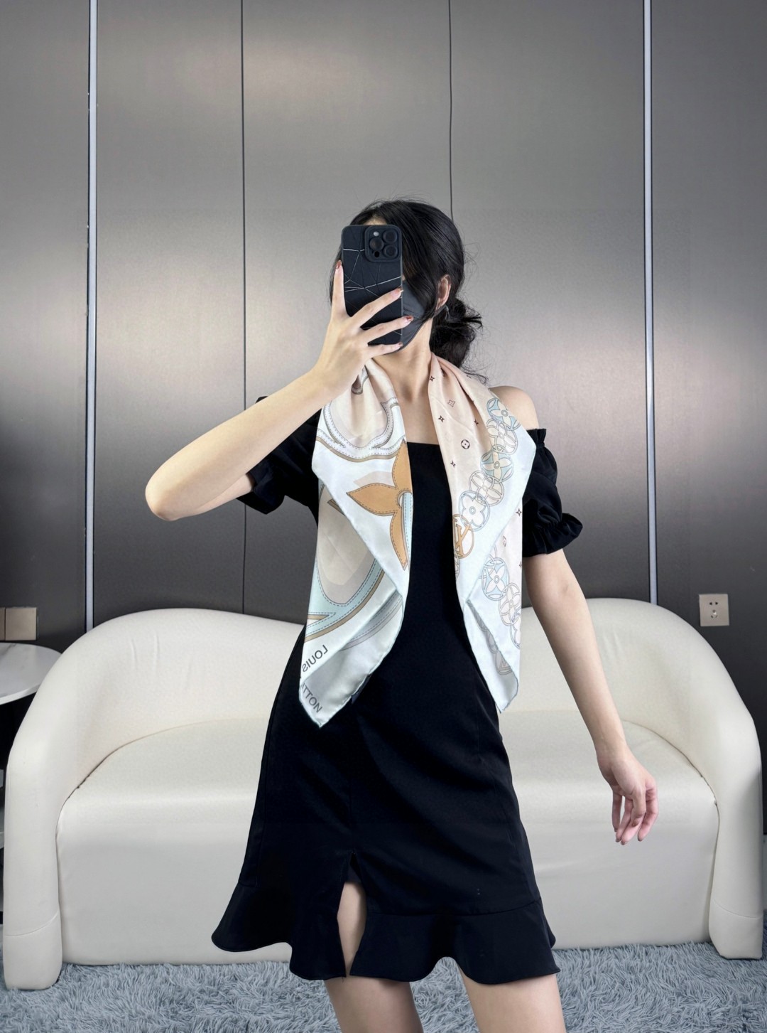 NO:175517,The Lv hit is here, it is super soft, glutinous and silky ~ the touch is really amazing!  !  If you wear such a scarf, those with other fabrics will feel uncomfortable enough!  Design level that only big brands have!  High-end and elegant, showing temperament. Presbyterian flowers are always the representative of fashion!  The upper body effect is very high-end, and it looks good no matter how you match it!  !  Take the woman's sense of elegance to the extreme!  !  The fabrics this season are really amazing. The square scarf of mulberry silk is very soft and smooth. The real thing is really amazing~!  !  The upper body effect is very lively. The layers are elegant and textured, and any surrounding is full of tuning~ silk!  Size and specifications 90*90cm Top-grade silk!  !  High-version scarf, high-version scarf, louis vuitton, real silk19860909Lv爆款到,超级软糯丝滑~触感真的绝了！！围过这样的丝巾,其他面料的都会觉得不够舒服！大牌才有的设计水准！高级优雅显气质.老花永远是时髦的代表！上身效果非常高级,怎么搭配都好看！！将女人的优雅感发挥到极致！！这季面料真的非常厉害,桑蚕真丝方巾非常柔软顺滑,实物打开真的被惊艳了~！！上身效果非常灵动.层次优雅质感,随便围围都是满满的调调~真丝！尺寸规格90*90cm 顶级真丝！！高版本围巾,高版本围巾,louis vuitton,real silk,scarf