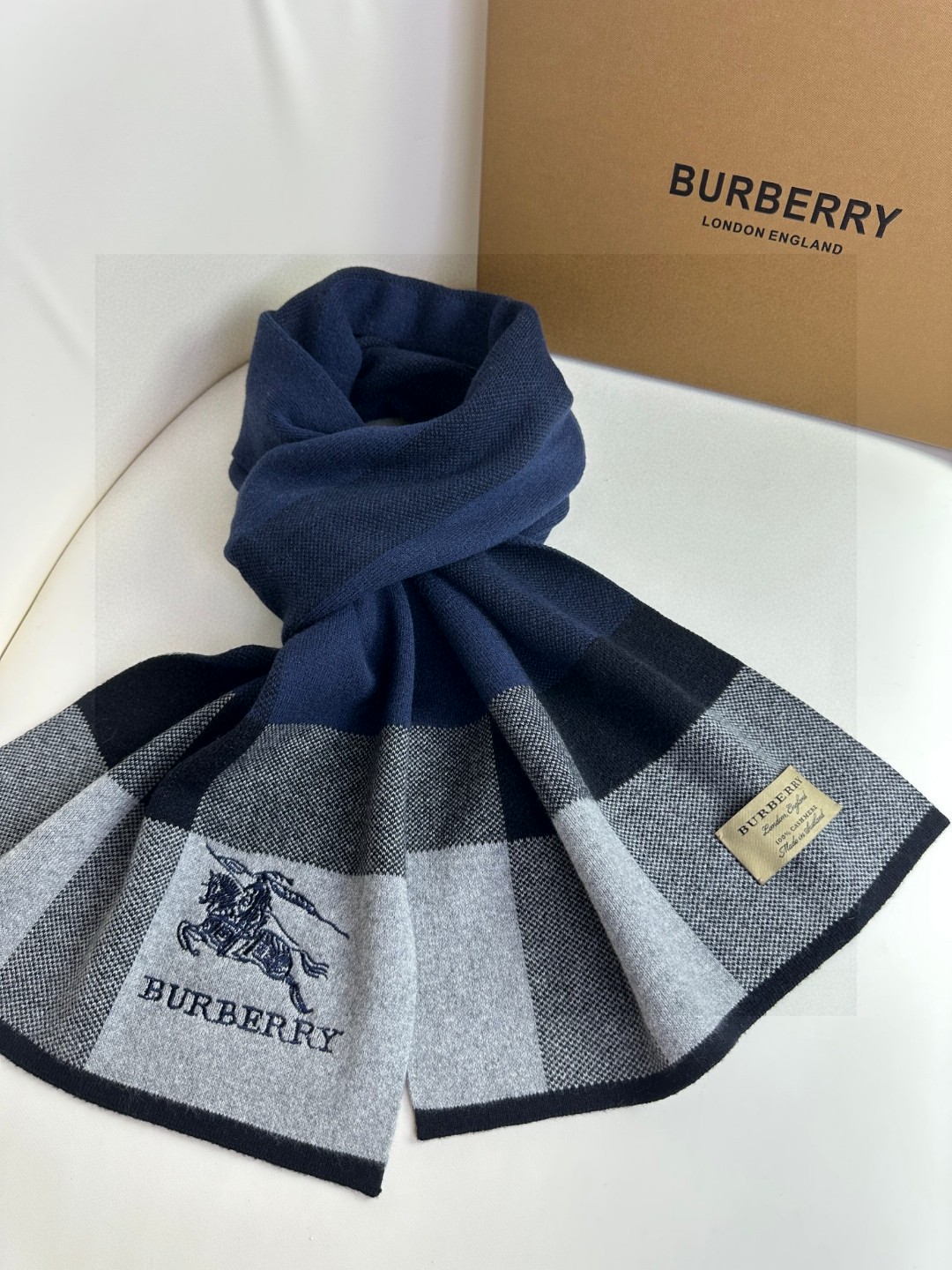 Burberry爆款上新高端男士围巾经典战马格纹独家牛货具有超高羊绒品质才会被此品牌青睐️这种精品是市场