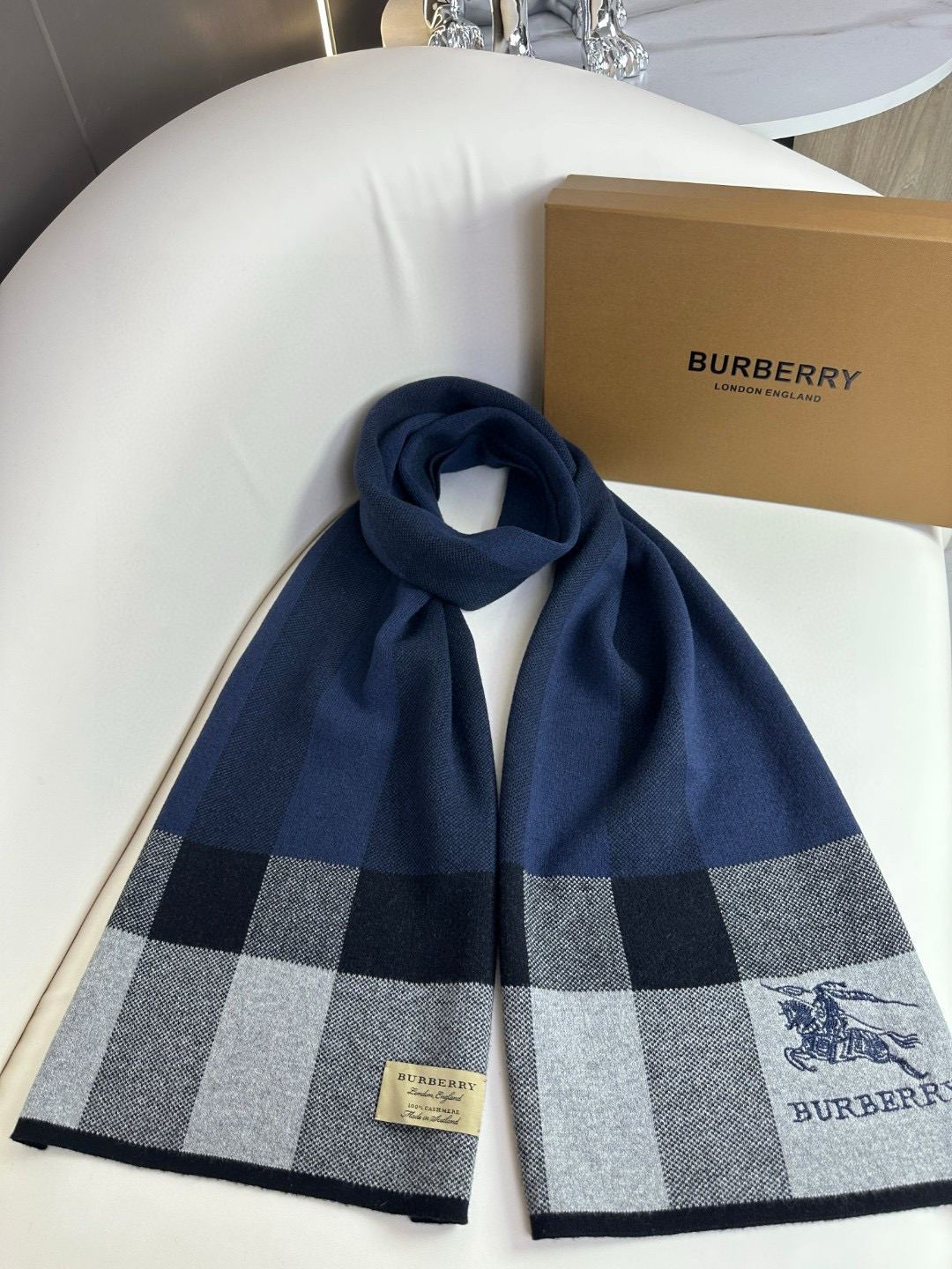 Burberry爆款上新高端男士围巾经典战马格纹独家牛货具有超高羊绒品质才会被此品牌青睐️这种精品是市场