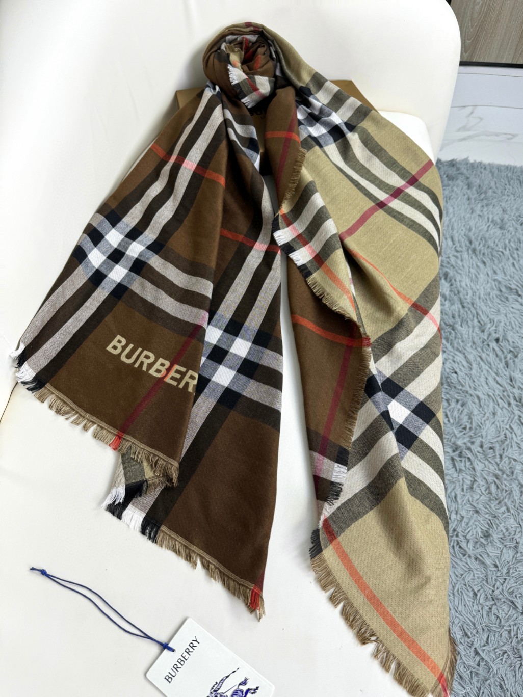 BURBERRY家经典格！2024年最值得入超值版老友闭眼入！一条围巾两条的快乐！！！经典格经典配色这个