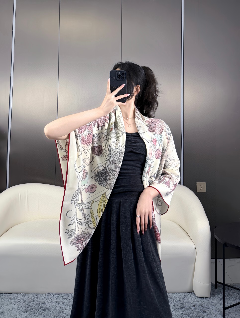 2025年最新原单爱马仕【140顶级丝羊绒方巾，双面同色】👍 描绘了一座中西合璧的动物园。在这里，动植物