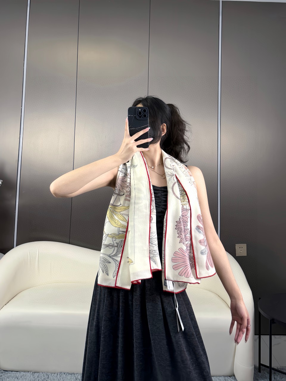 2025年最新原单爱马仕【140顶级丝羊绒方巾，双面同色】👍 描绘了一座中西合璧的动物园。在这里，动植物