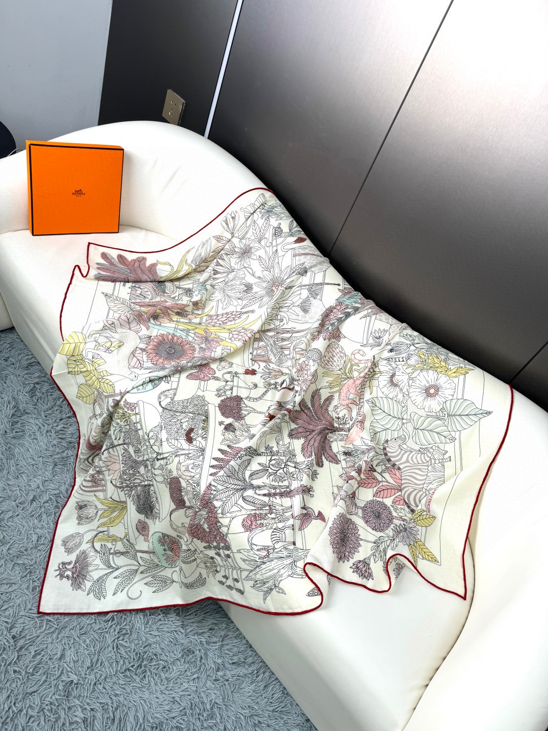 2025年最新原单爱马仕【140顶级丝羊绒方巾，双面同色】👍 描绘了一座中西合璧的动物园。在这里，动植物