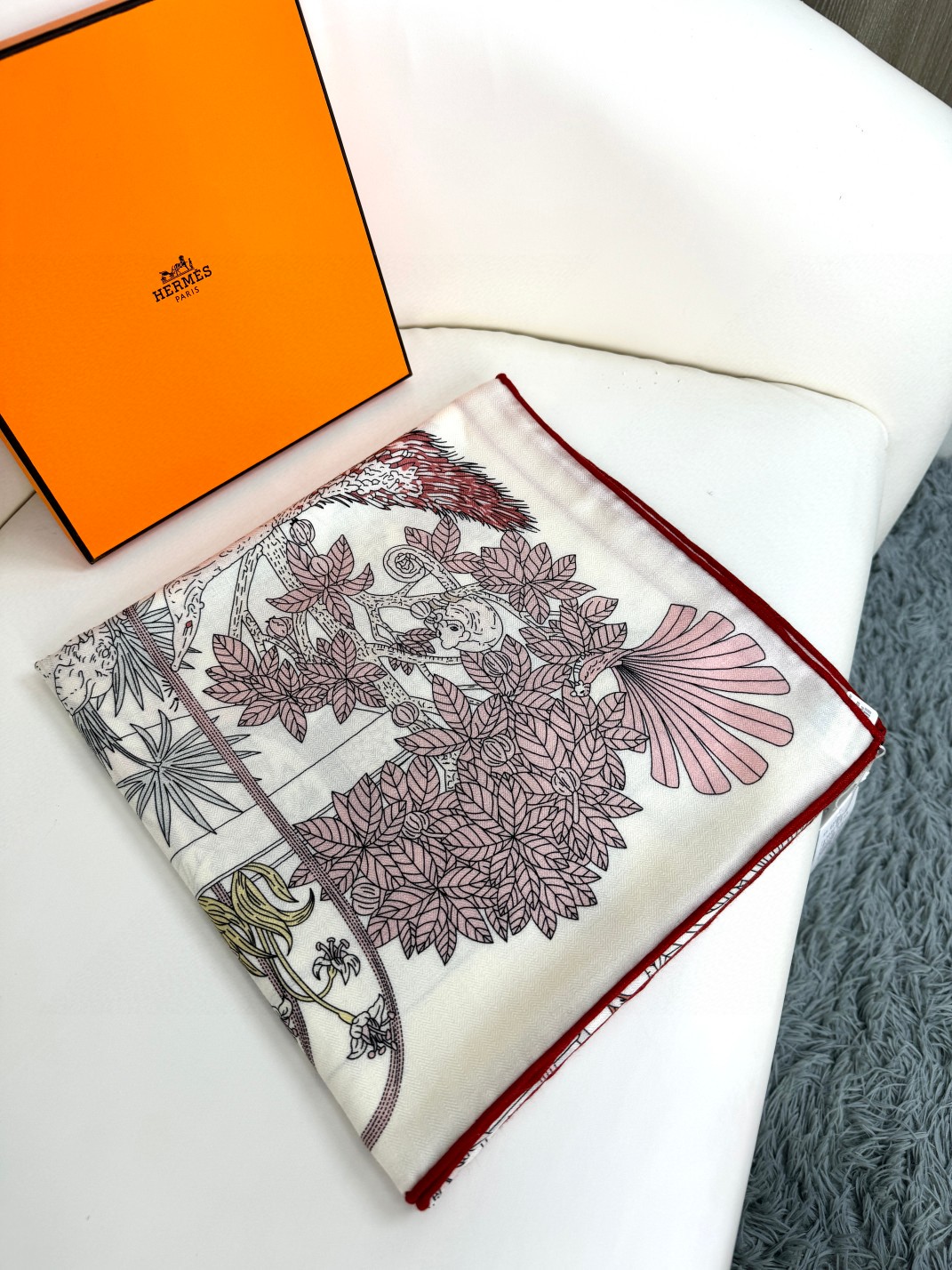 2025年最新原单爱马仕【140顶级丝羊绒方巾，双面同色】👍 描绘了一座中西合璧的动物园。在这里，动植物