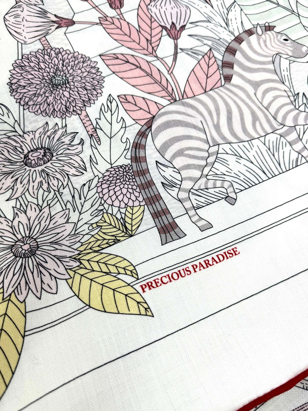 2025年最新原单爱马仕【140顶级丝羊绒方巾，双面同色】👍 描绘了一座中西合璧的动物园。在这里，动植物