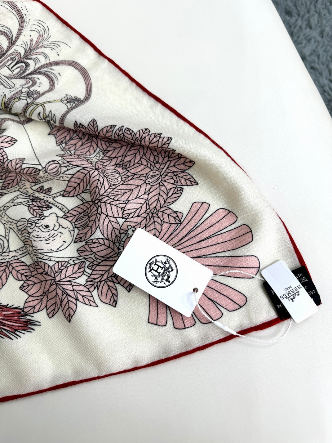 2025年最新原单爱马仕【140顶级丝羊绒方巾，双面同色】👍 描绘了一座中西合璧的动物园。在这里，动植物