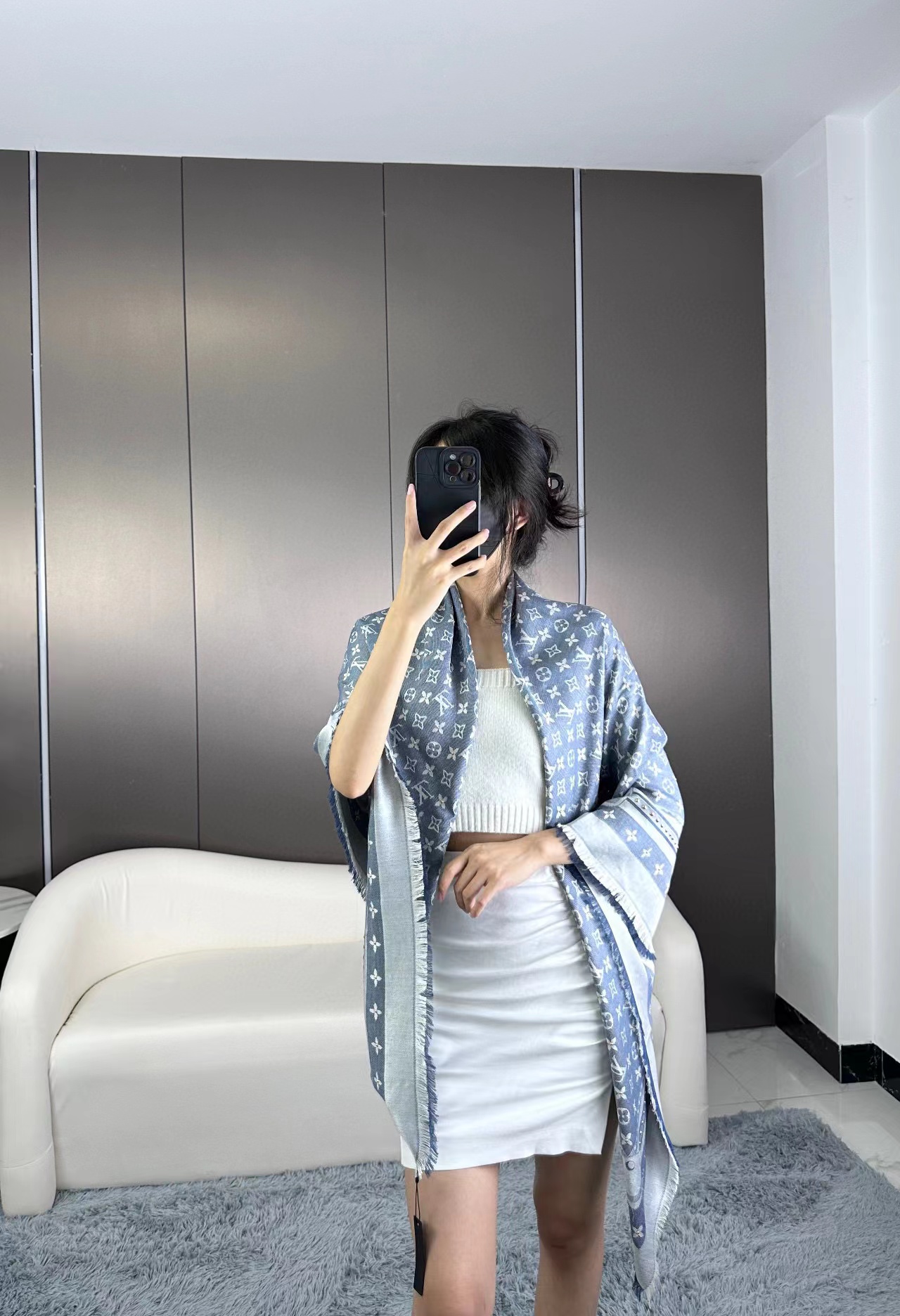 NO:176053,Buy the latest fried chicken and fried L [STUDDY DENIM MONOGRAM shawl]. The most comfortable blended protein fiber and wool is made of classic design. The iconic presbyopia and chain are added with super metal nail elements, which makes people visually impactful and noble. Don’t underestimate the small changes in this metal nail. The process is quite difficult. This requires that the yarn must not be a slight difference. All of this is scrapped. The nails on the presbyopia are all hand-in-handedly inlaid by workers to ensure that each metal nail is neatly crafted and inlaid with the fabric of the metal nail is the best silk wool I have ever seen!  Soft and smooth, very delicate touch!  Cool and comfortable!  Suitable for all seasons, you can match any clothing. The aura is so strong that it is not good. The dark pattern jacquard letters are neat and perfect. Look at the details pk140*140cm, 60 silk 40 wool. High-version scarf, high-version scarf, real silk, shawls19860909买到赚到炒鸡炸L最新【STUDDY DENIM MONOGRAM披肩】极其舒服的蛋白质纤维和羊毛进行混纺经典的设计基础上,将标志性的老花和链条加上了超级赞的金属饰钉元素,让人视觉上非常有冲击力和高贵的帅气感别小看这个金属饰钉小改变,工艺难度上是相当大的.这要求纱线不得有一丝一毫的差池,都这就报废了一个个老花上面的镶缀钉子全部都是工人全手工镶上去的,才能保证每个金属钉都工工整整在其位面料是我见过最好的真丝羊毛！柔软光滑 触感非常细腻！凉爽舒适！适合整个四季可以搭配任何衣装.气场强大到不行.暗纹提花字母工整度都非常完美.静观细节pk140*140cm,60真丝40羊毛.高版本围巾,高版本围巾,real silk,shawls,scarf