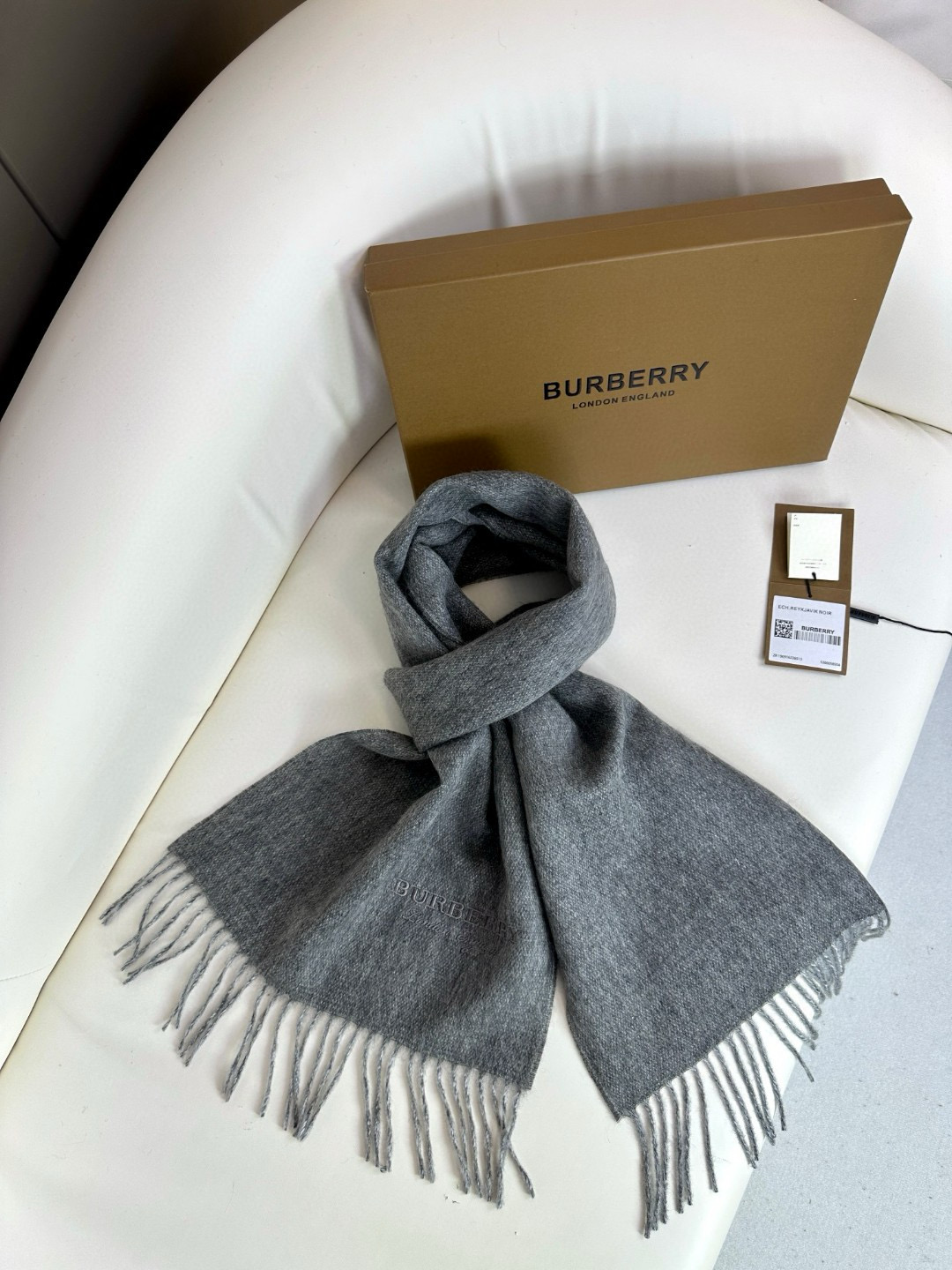 BURBERRY巴宝利2023巴黎时装展双面羊绒围巾！采用蒙古高原细羊绒！手感满满地都是细腻的绒毛！这个