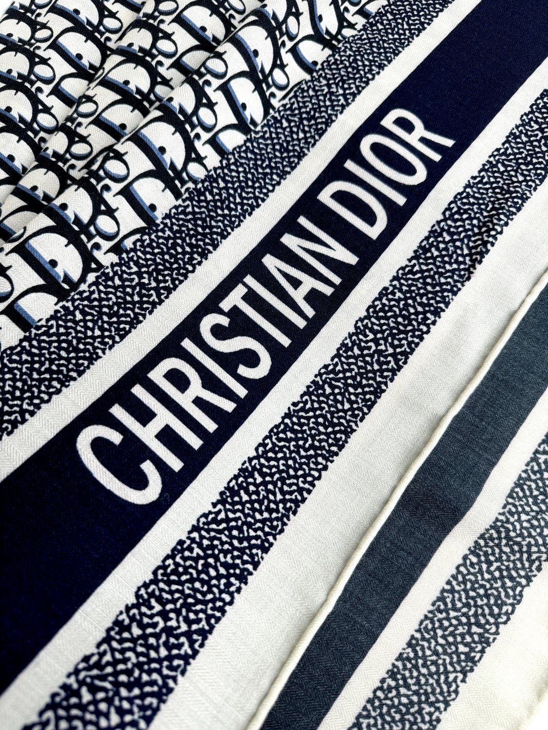 迪奥专柜同步【D字母双面方巾140】💟 这款Diortwin方巾采用双色双面设计，向标志性的Obique