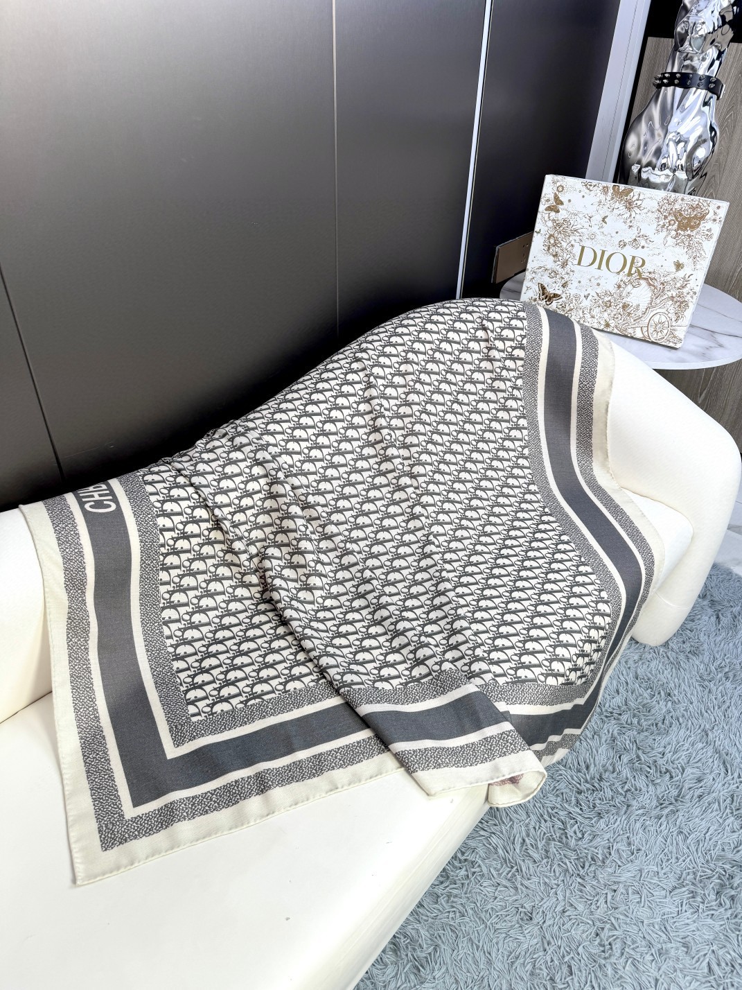 2024年迪奥专柜同步【D字母双面方巾140】💟 这款Diortwin方巾采用双色双面设计,向标志性的O