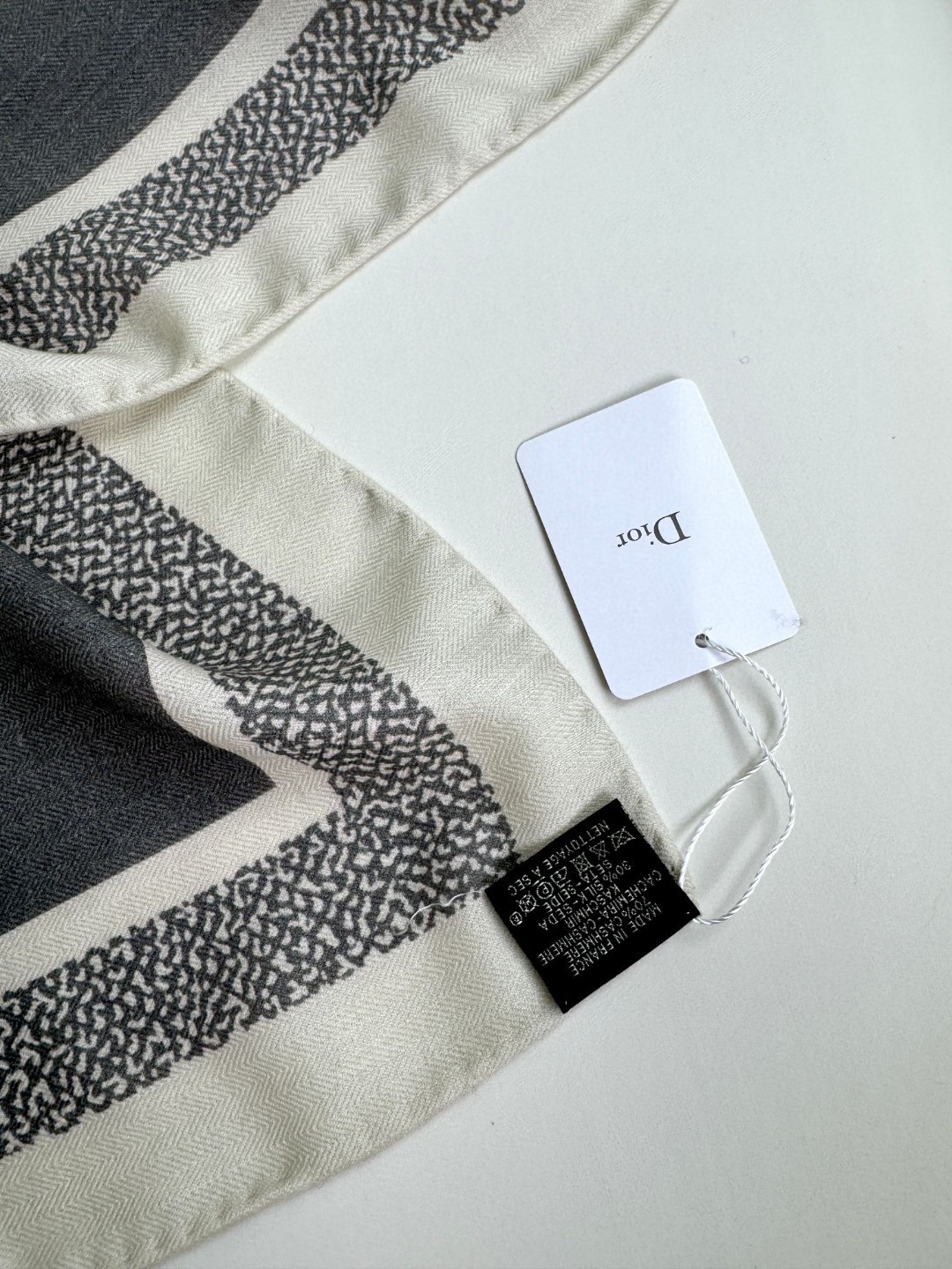 2024年迪奥专柜同步【D字母双面方巾140】💟 这款Diortwin方巾采用双色双面设计,向标志性的O