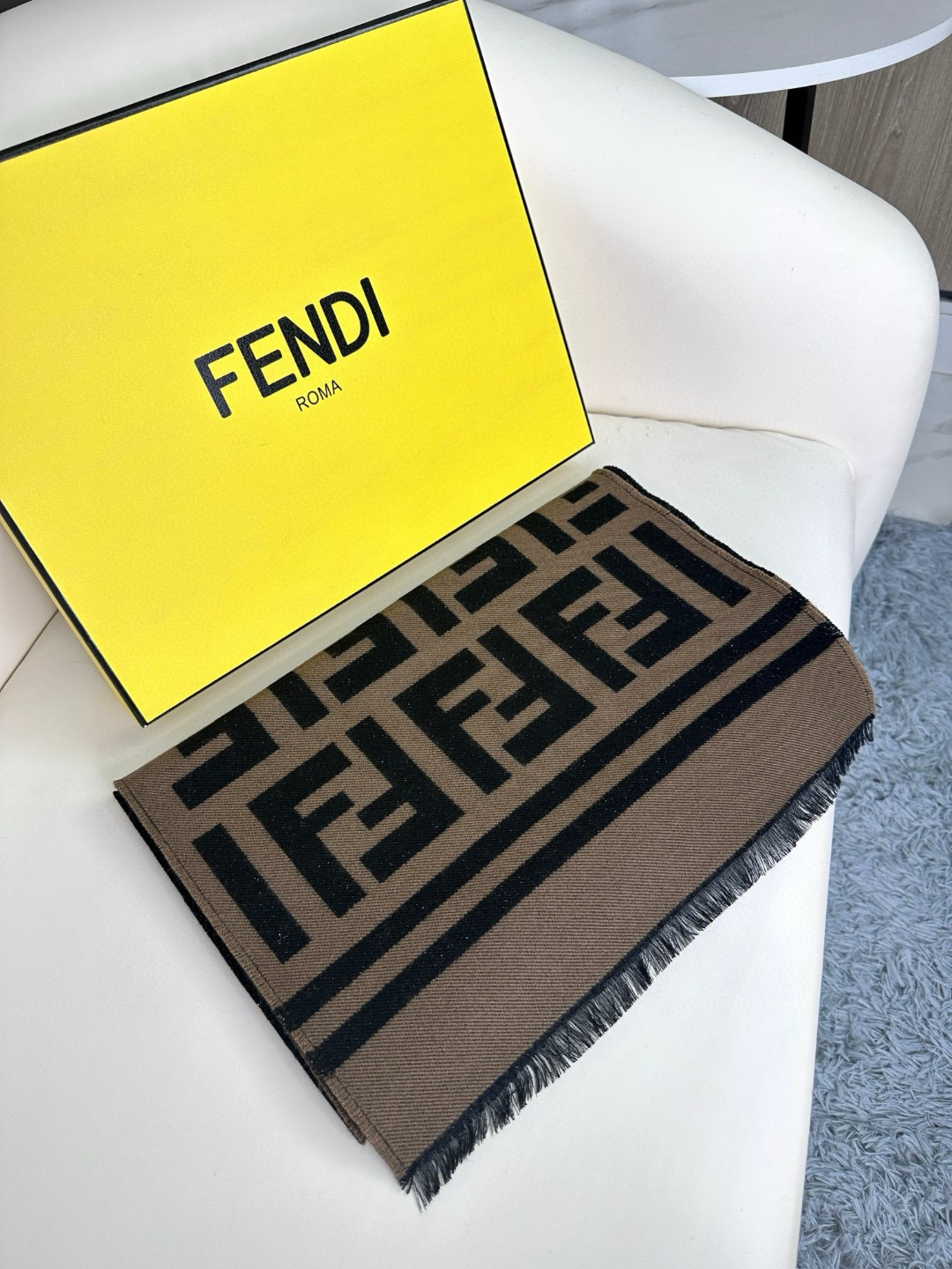 金银线款顶级原单重磅来袭芬迪FENDI2023最新款！尺寸180*35cm材料95%羊毛5%真丝在经典款