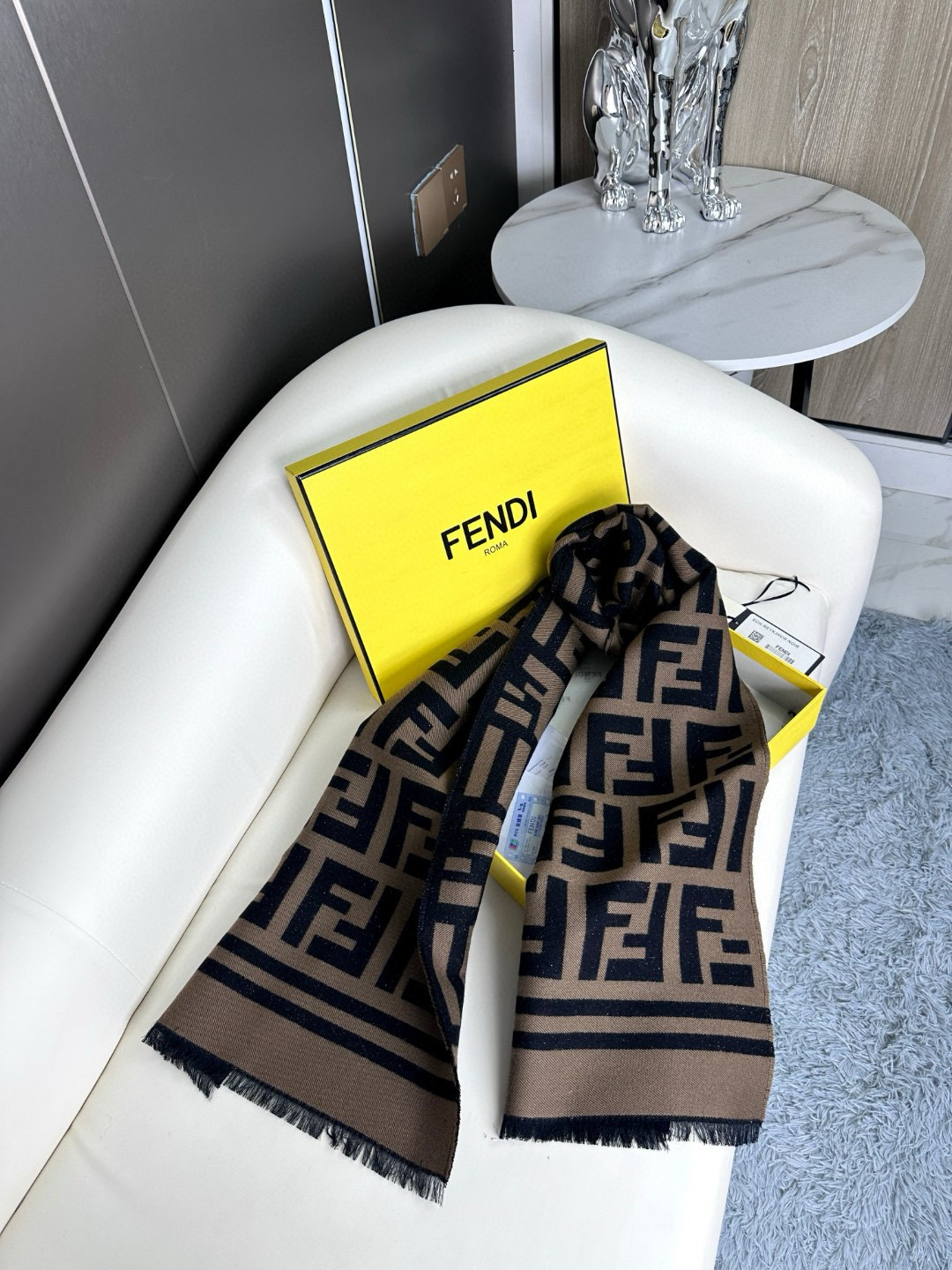 金银线款顶级原单重磅来袭芬迪FENDI2023最新款！尺寸180*35cm材料95%羊毛5%真丝在经典款